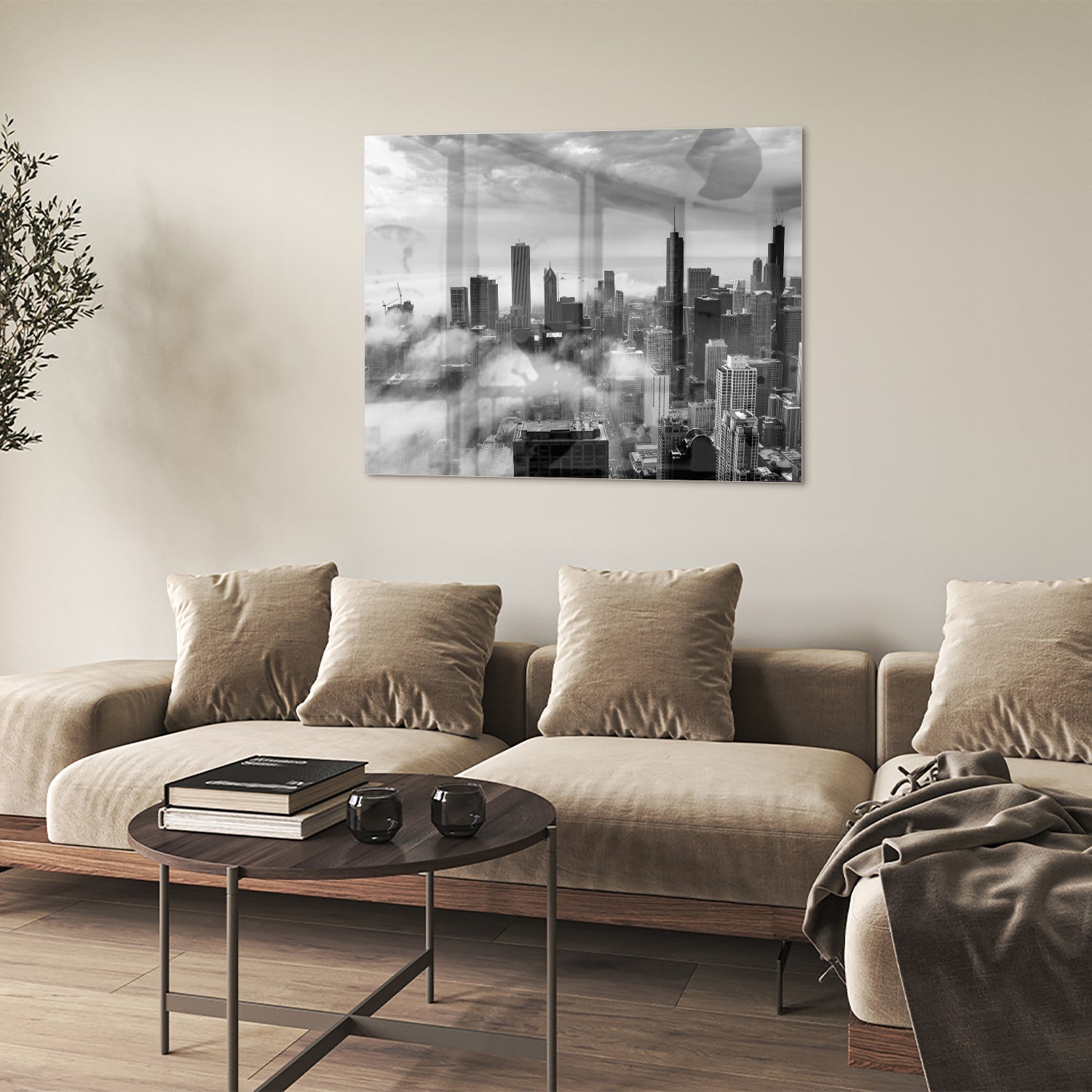 Glazen schilderij van een stads skyline in zwart-wit met wolken.