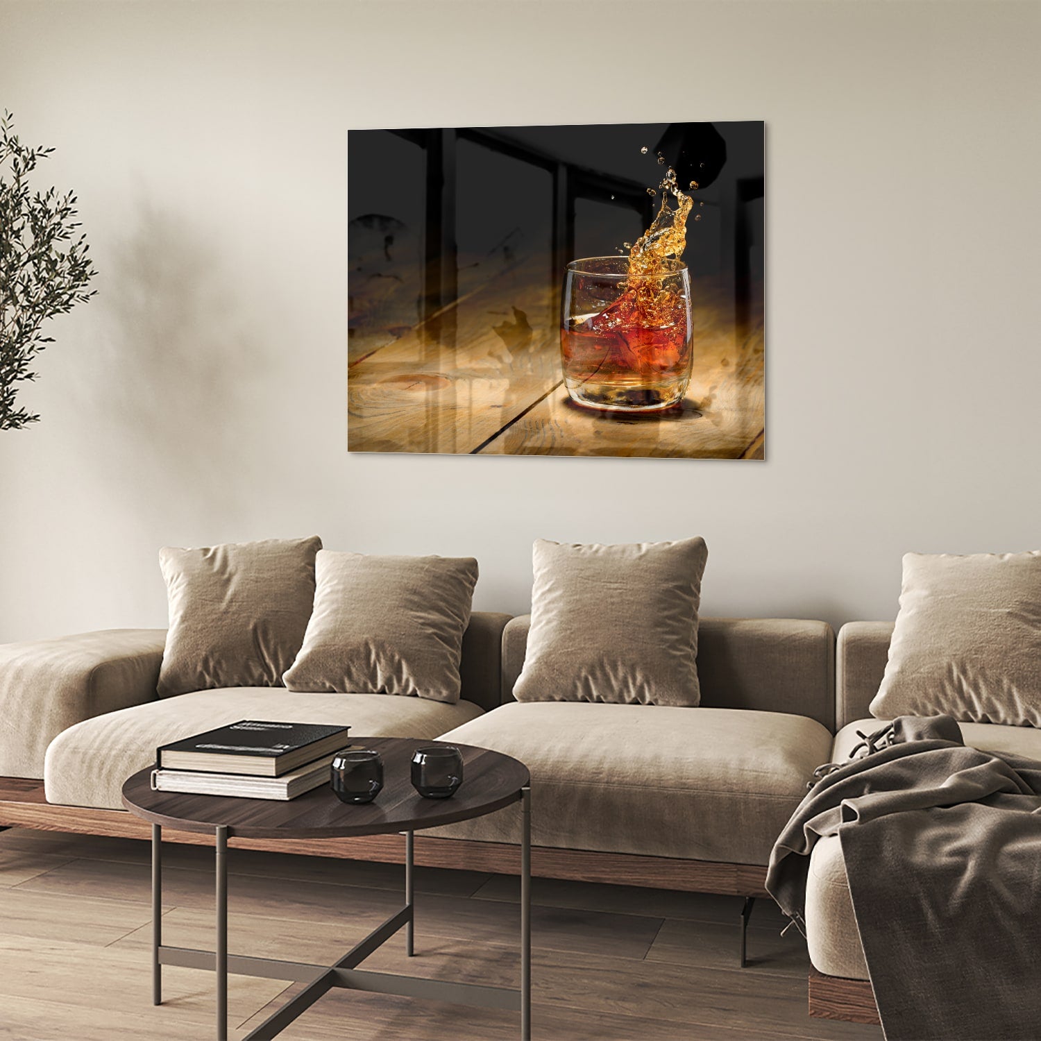 Glazen schilderij met een glas en spetterende drank op een houten tafel.