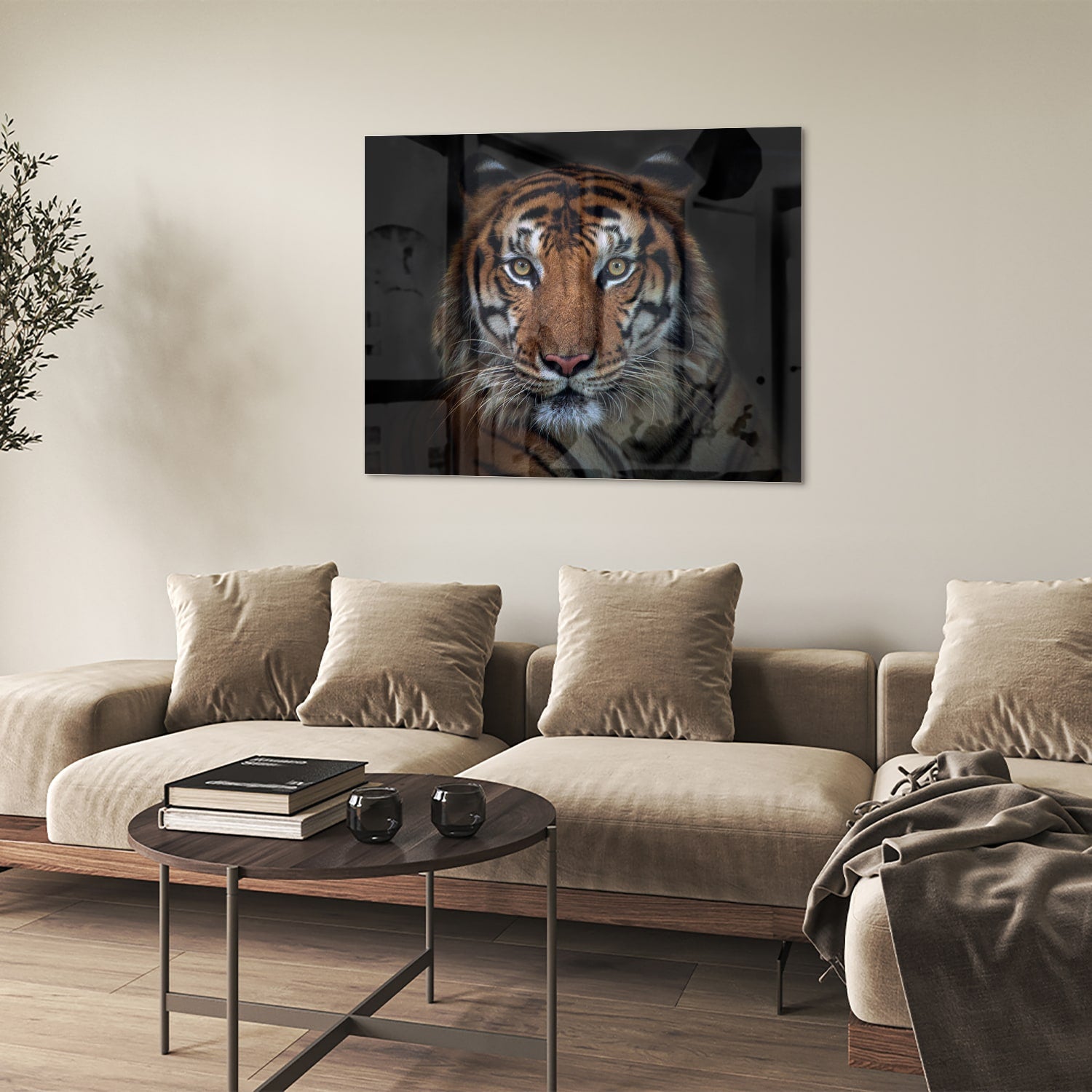 Glazen schilderij van een tijger, mooi weergegeven in een moderne woonkamer.