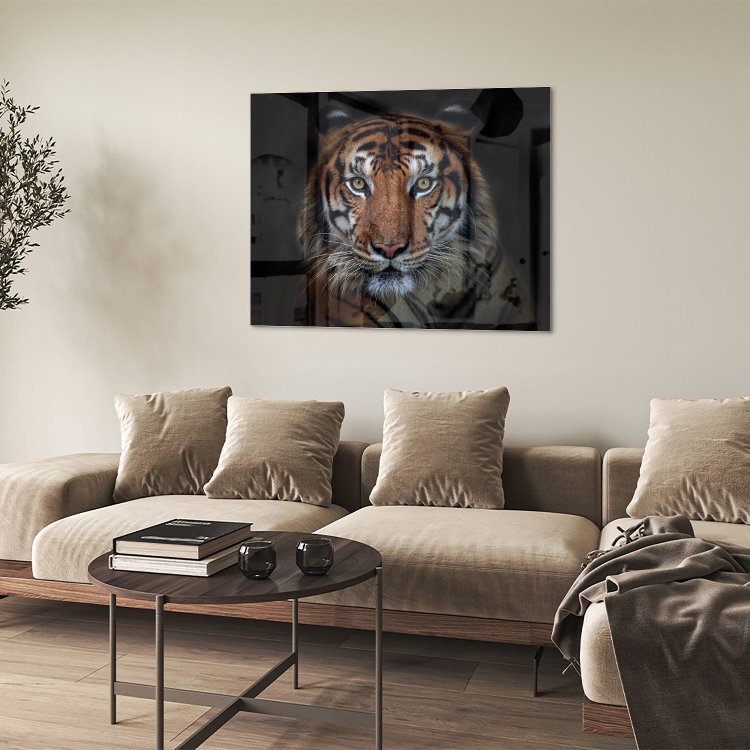 Glazen schilderij van een tijger, mooi weergegeven in een moderne woonkamer.