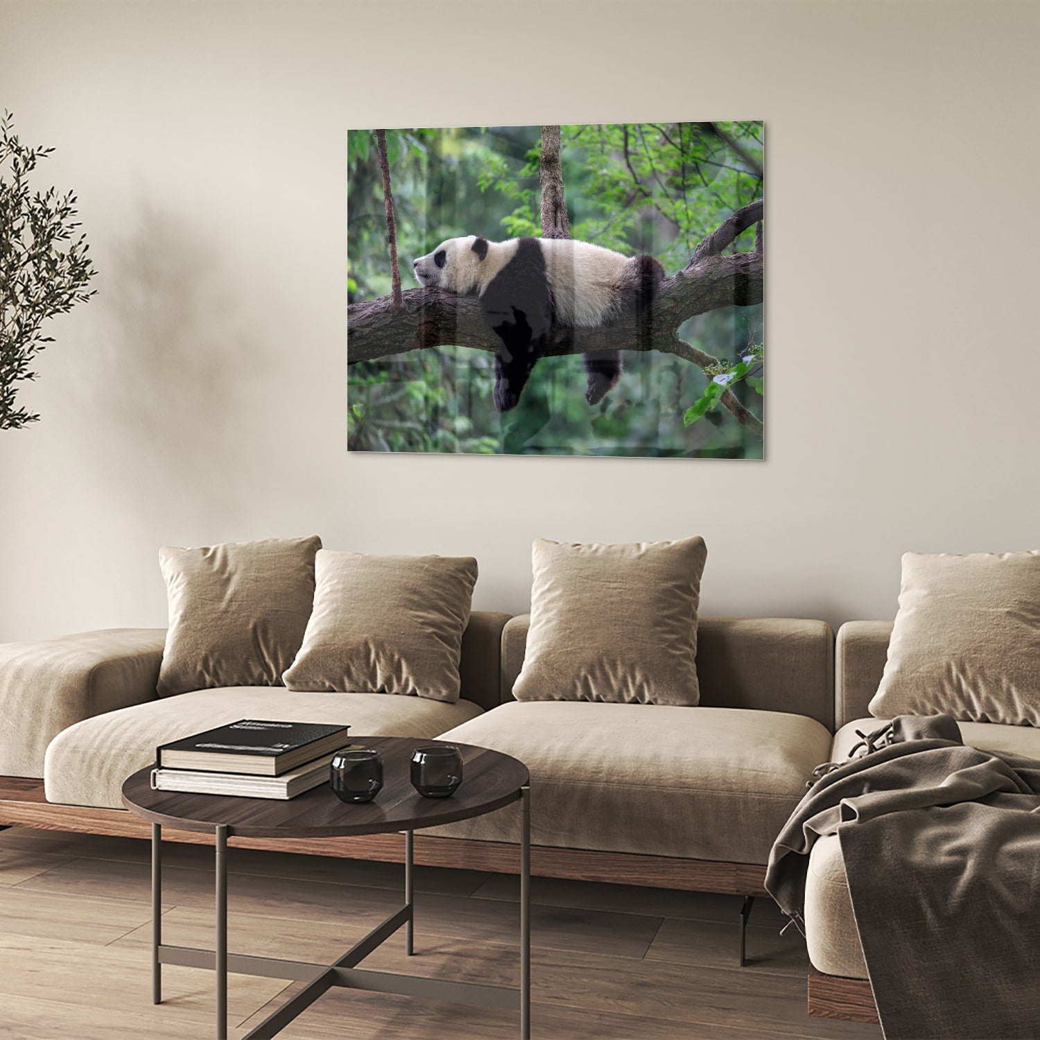Glazen schilderij van een panda die ontspannen op een tak ligt.