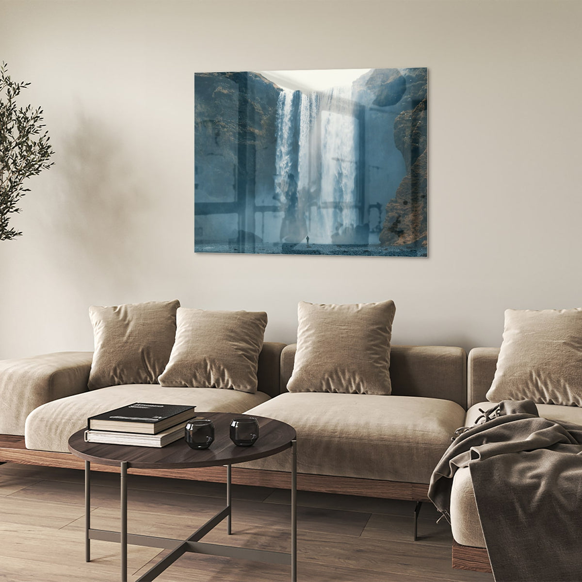 Glazen schilderij van een waterval in een moderne woonkamer.