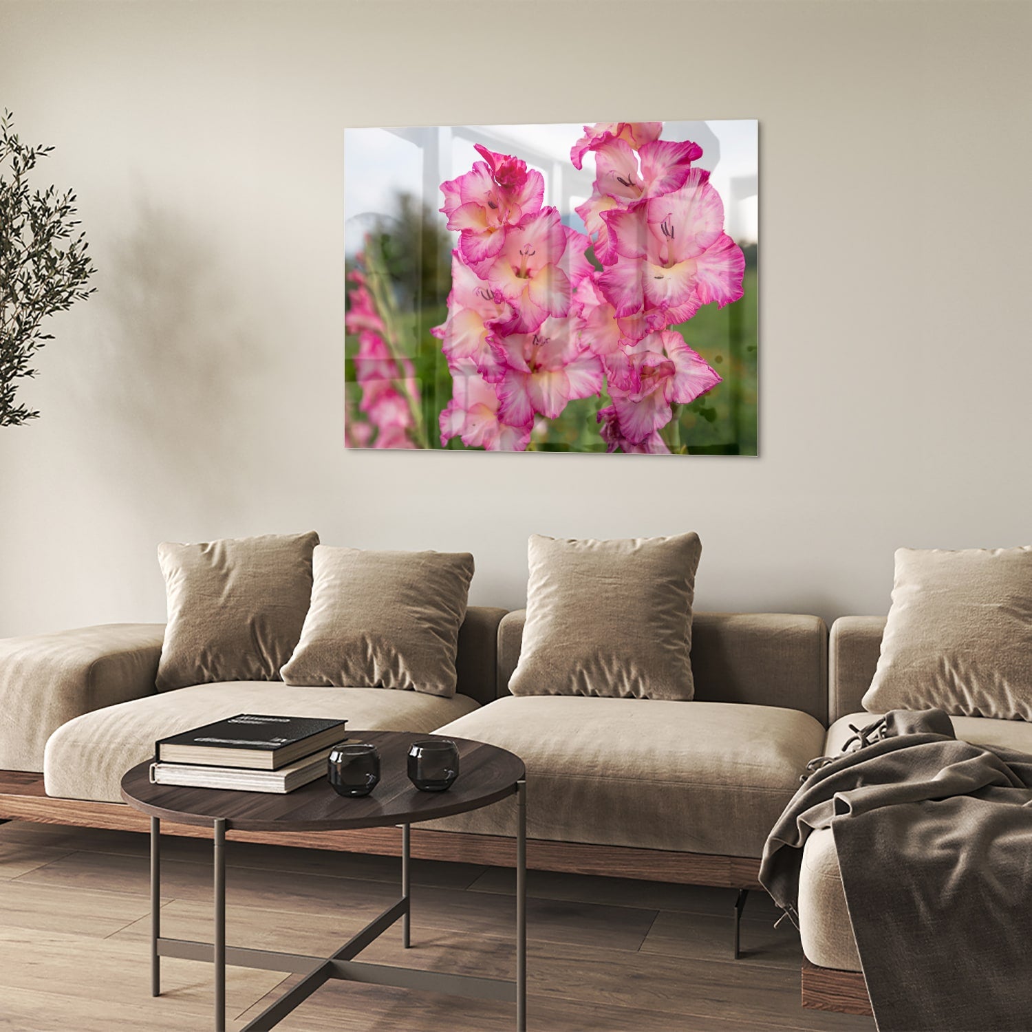 Glazen schilderij van roze gladiolen, een elegant decoratief stuk voor de muur.