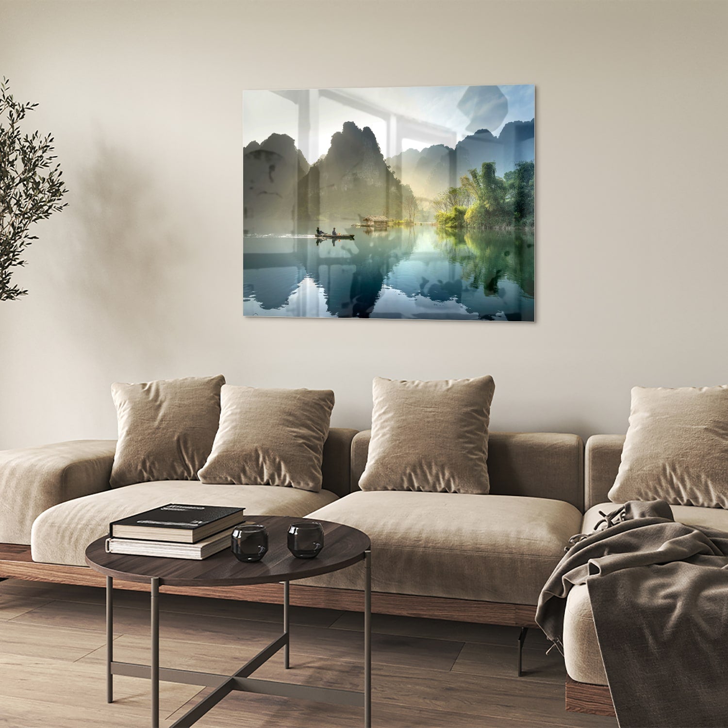 Glazen schilderij van een serene berglandschap met reflecties in het water.