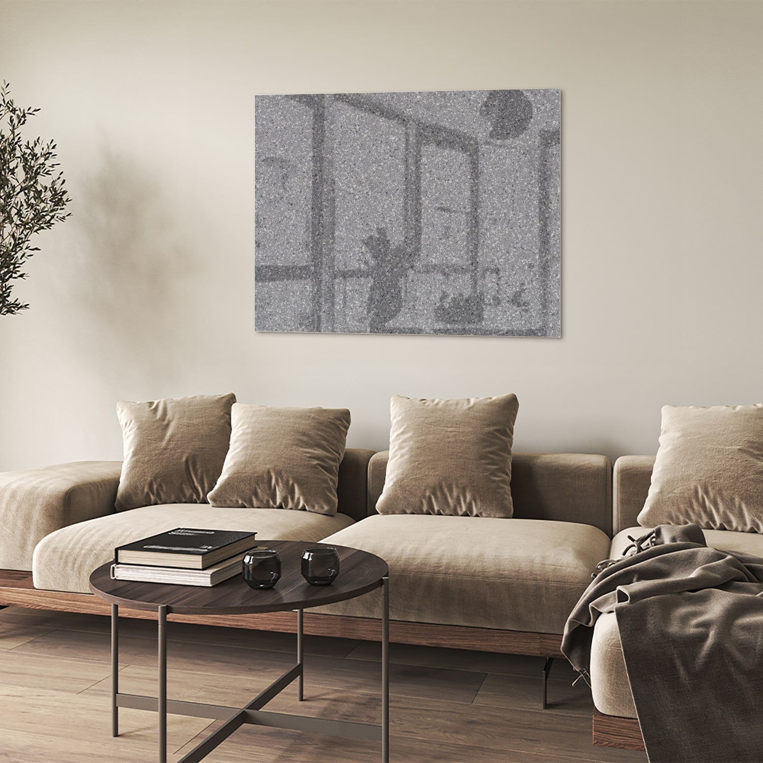 Abstract glazen schilderij in grijstinten hangt aan de muur in een moderne woonkamer.