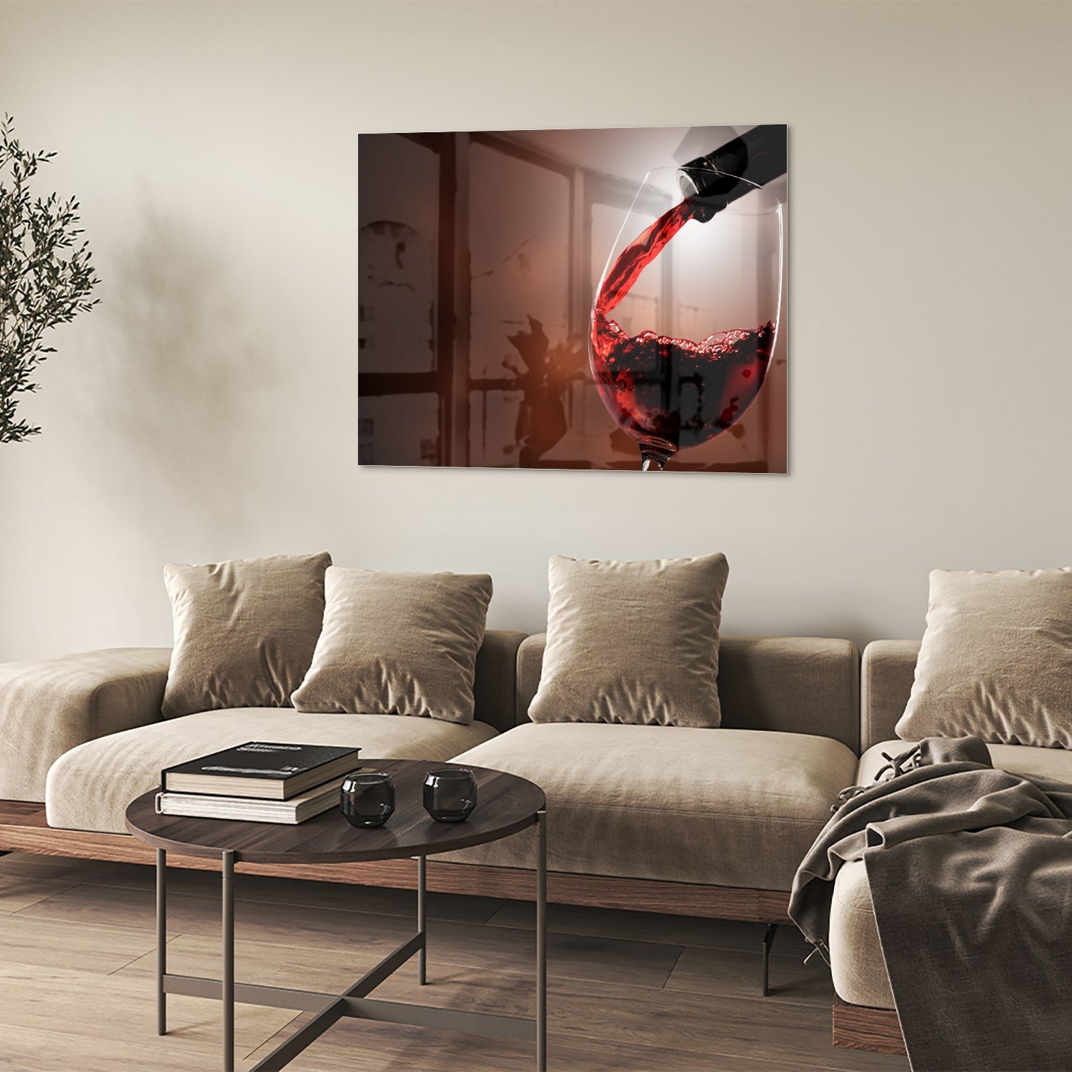 Glazen schilderij van een rode wijn die in een glas wordt ingeschonken, zichtbaar in een moderne woonkamer.