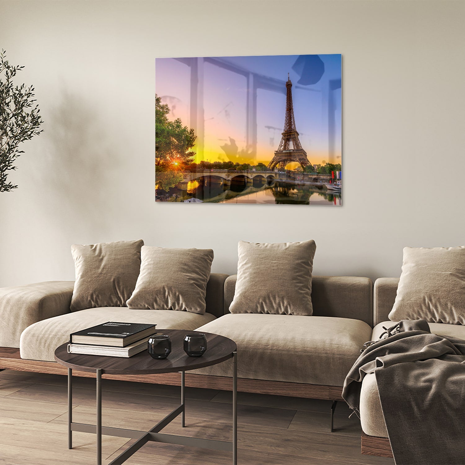 Een glazen schilderij van de Eiffeltoren bij zonsondergang, met warme kleuren.