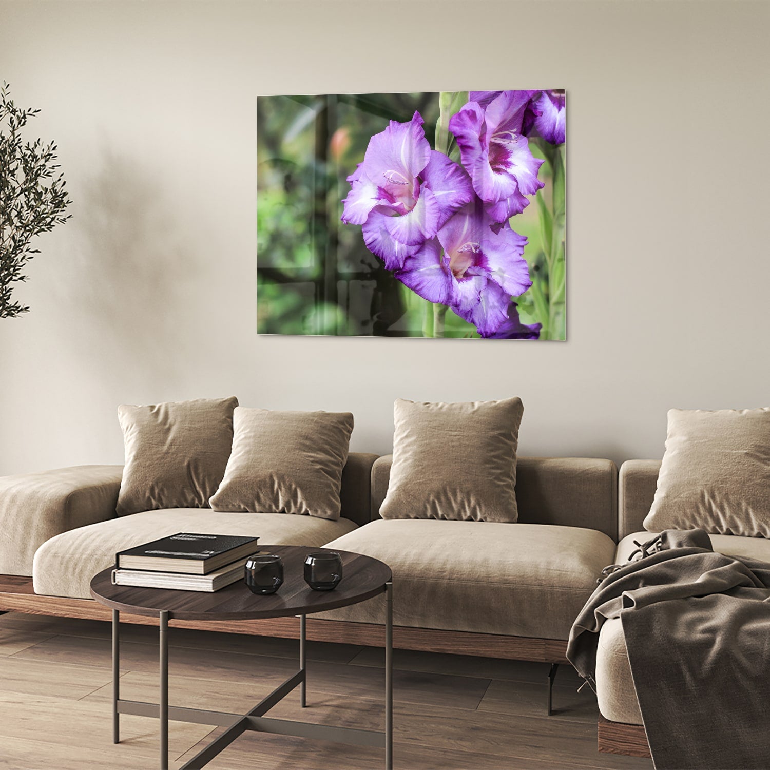 Glazen schilderij van paarse gladiolen aan de muur in een moderne woonkamer.