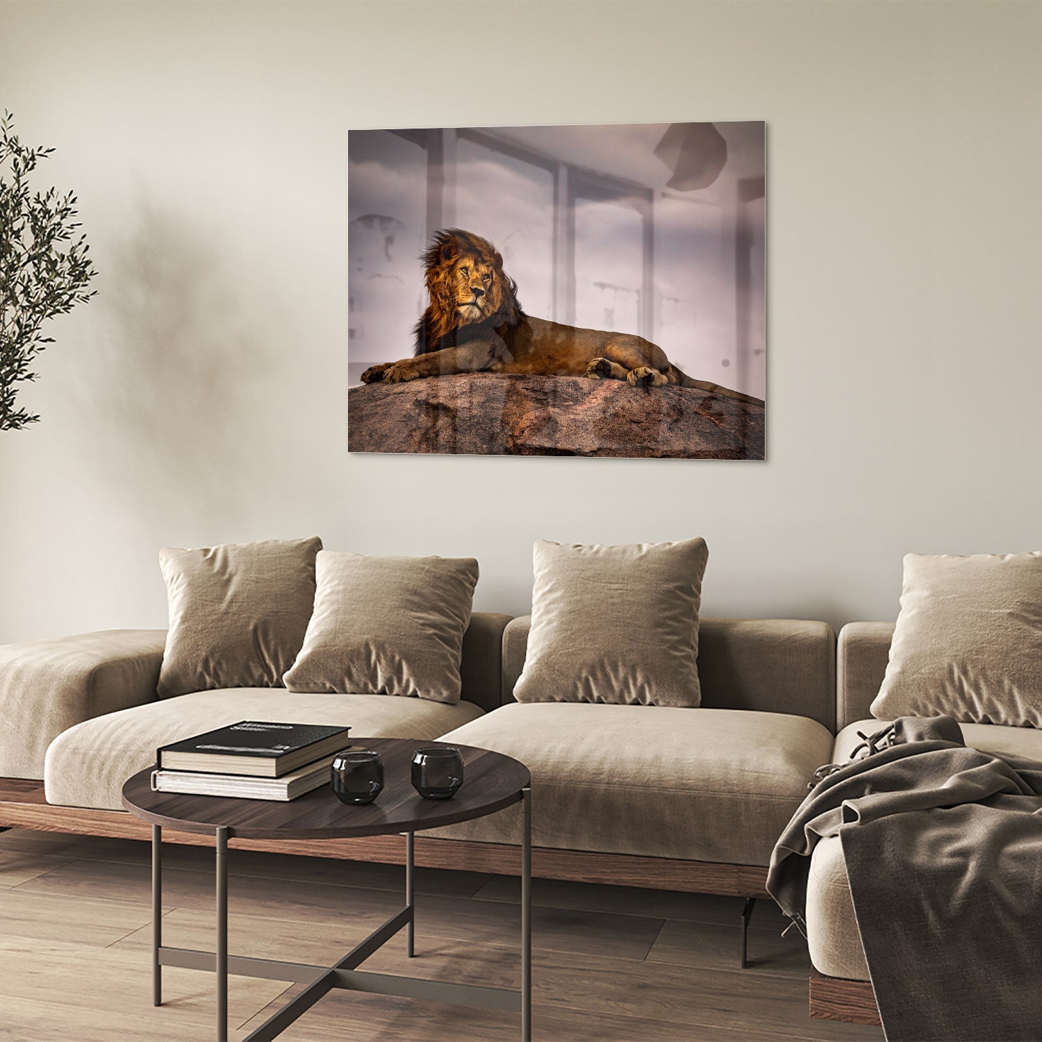 Glazenschilderij van een majestueuze leeuw op een rots, perfect voor interieurdecoratie.