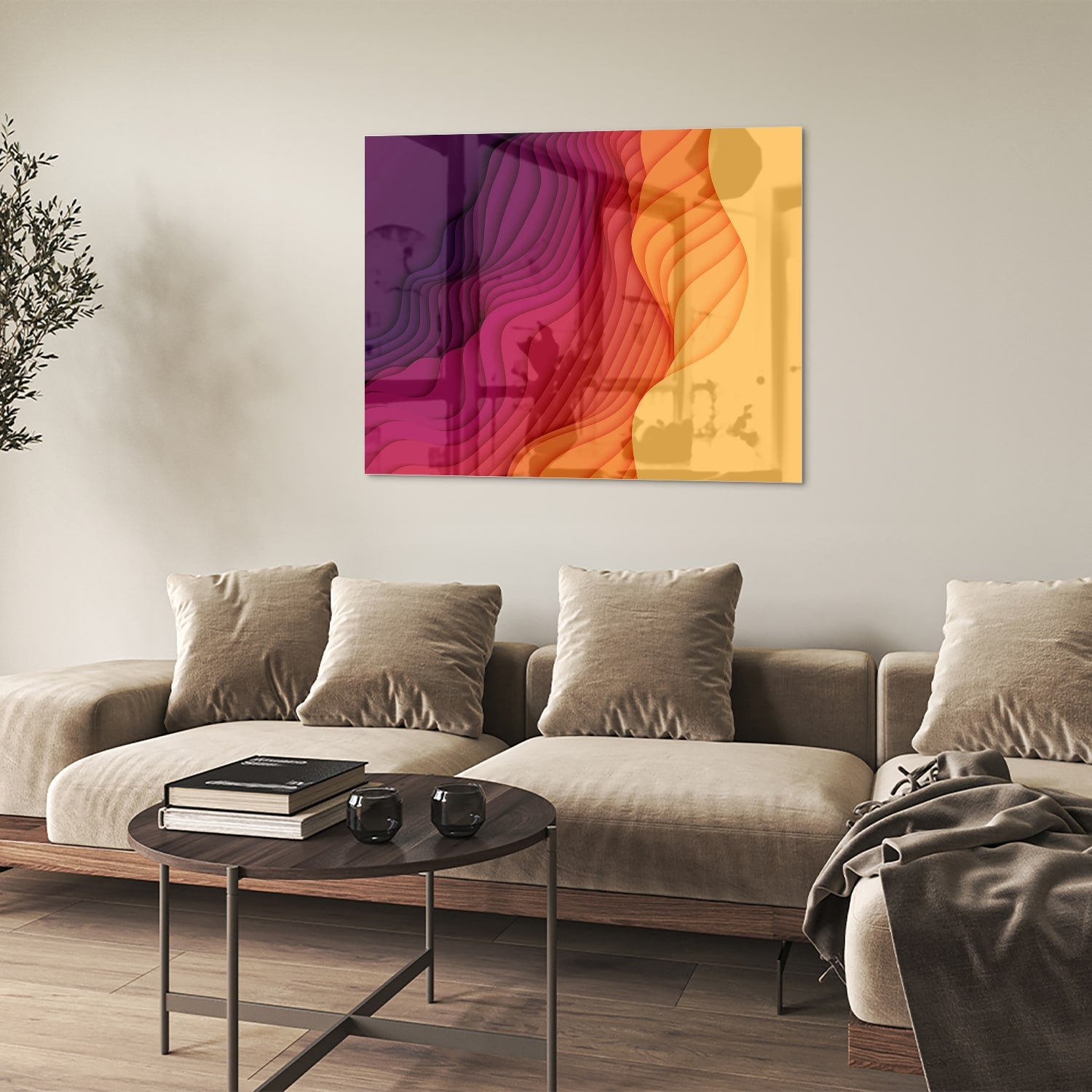 Abstract glazen schilderij met paarse en oranje golven aan de muur.
