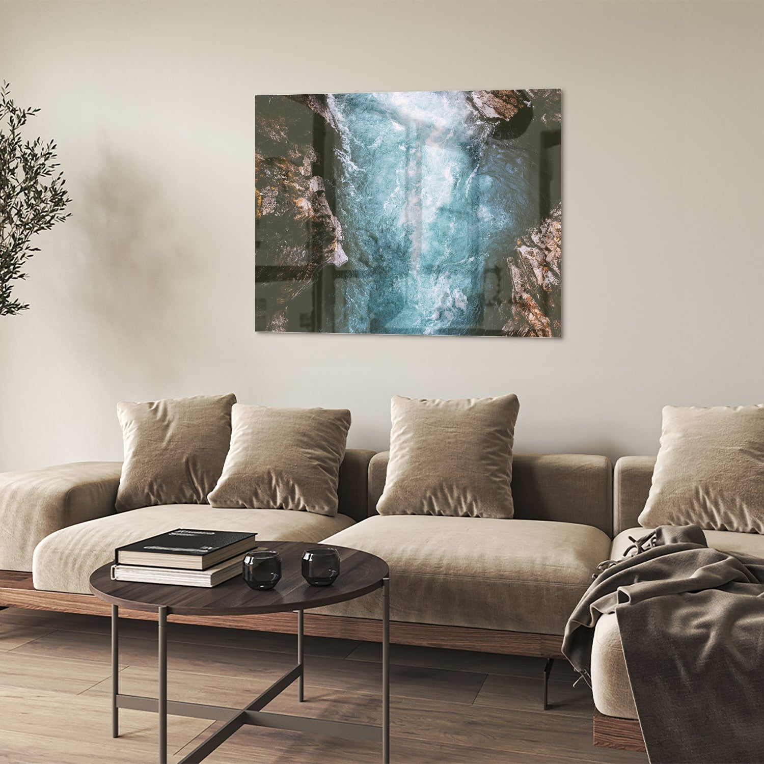 Glas schilderij van helder bergwater dat door rotsen stroomt.