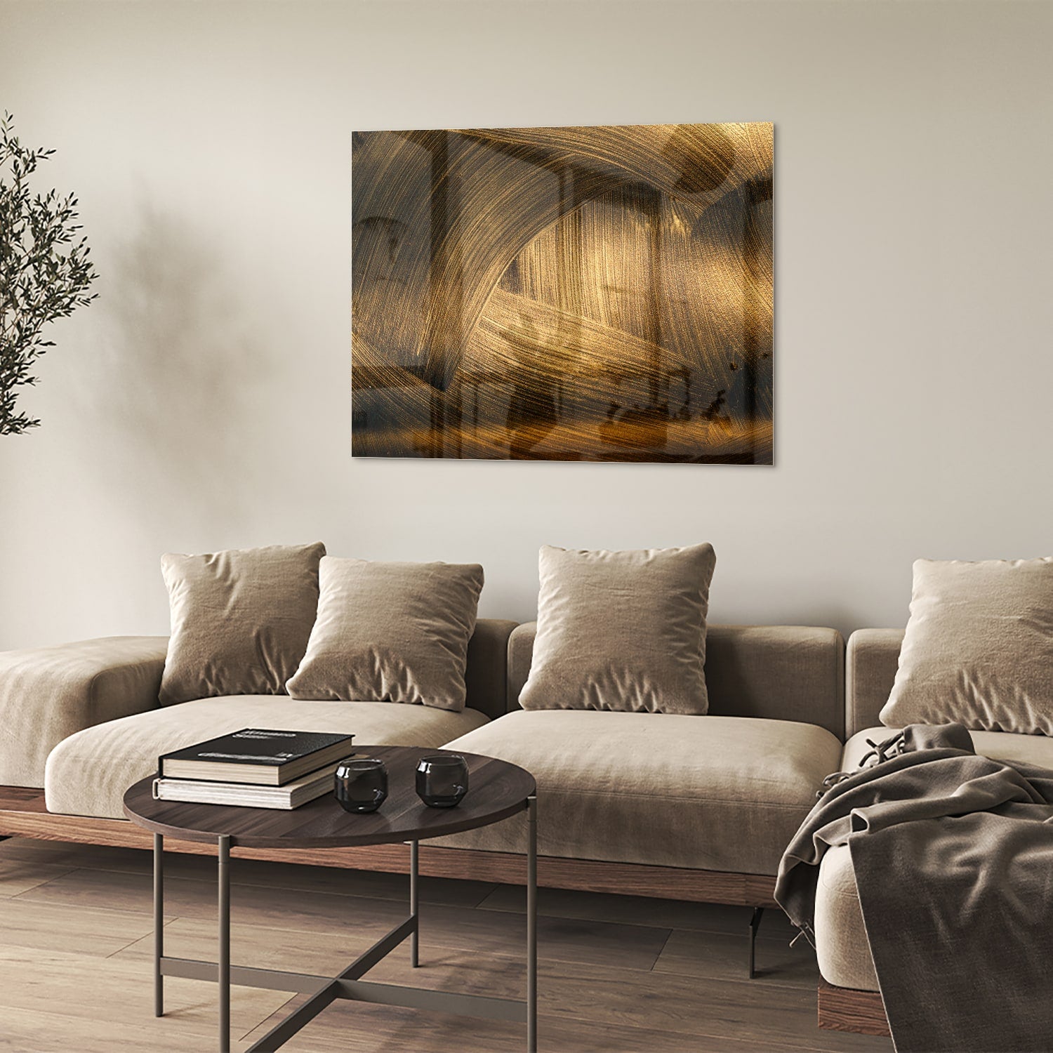 Glazen schilderij met gouden patronen aan de muur boven een houten meubel.