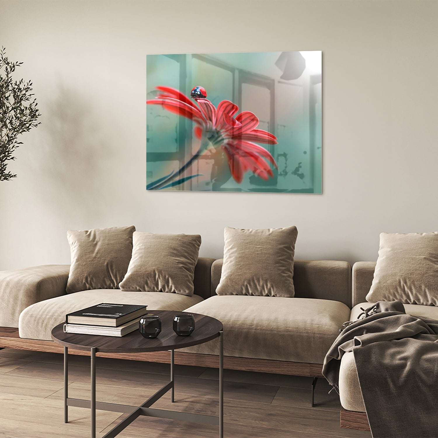 Een kleurrijk glazen schilderij van een rode bloem met een lieveheersbeestje.