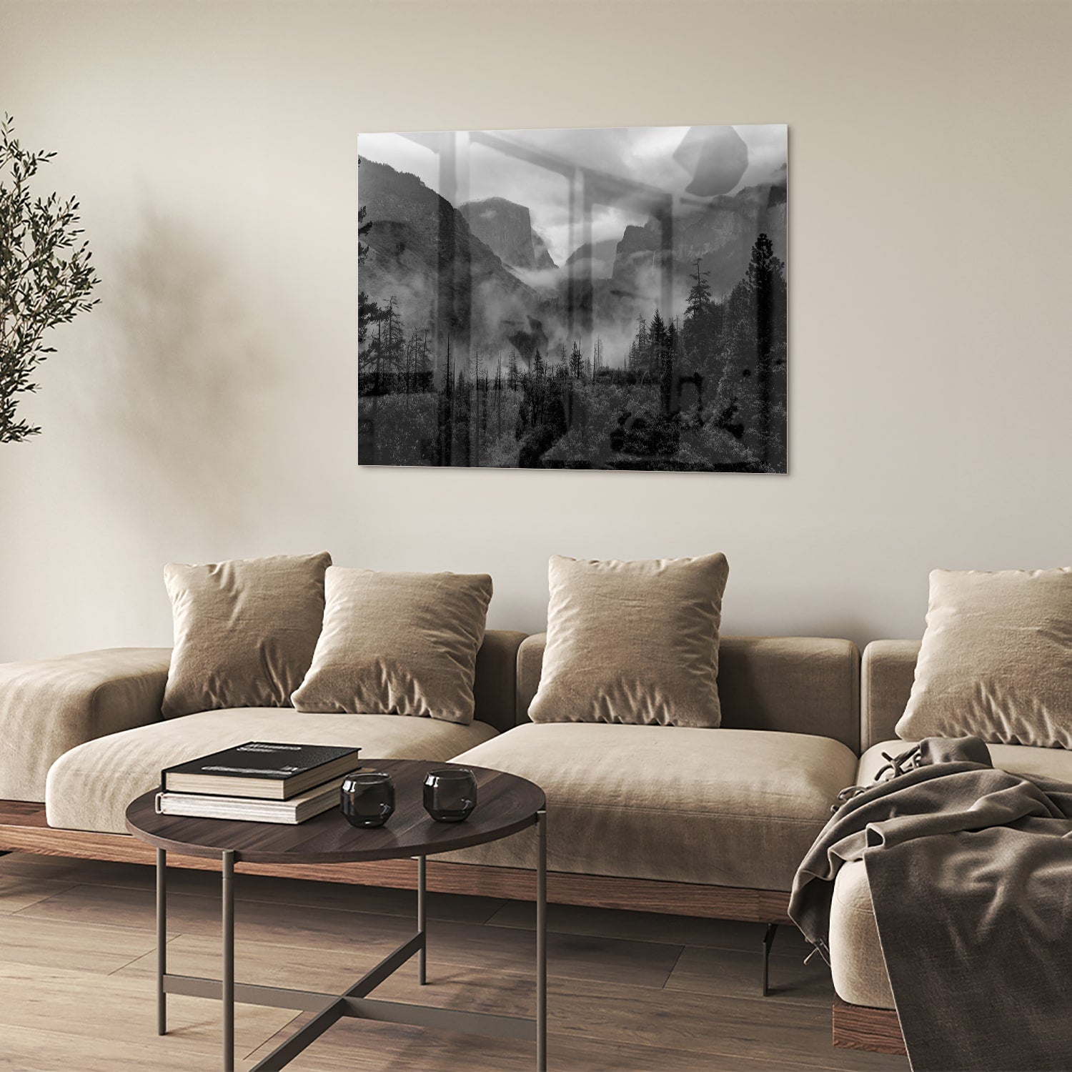 Zwart-wit glazen schilderij van een sereen berglandschap aan de muur.