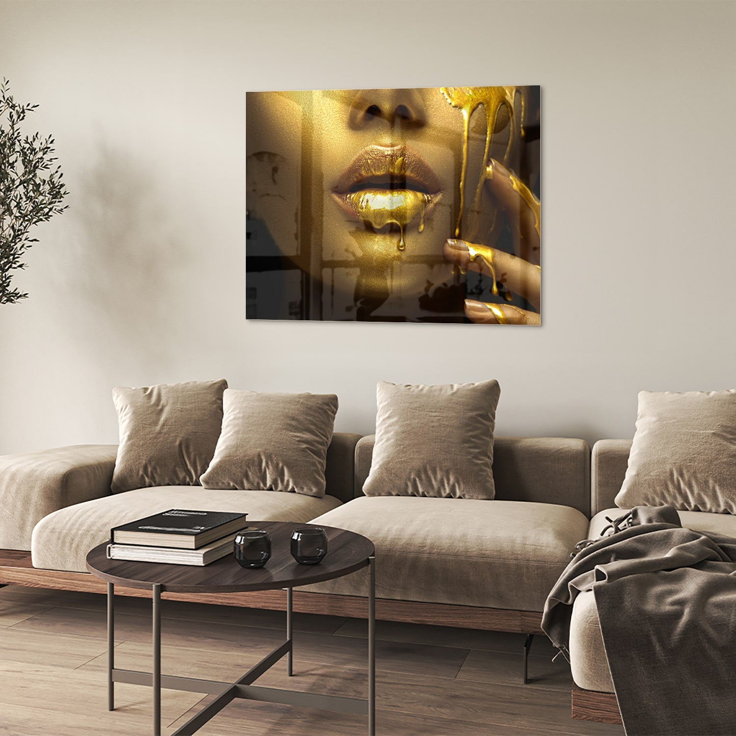 Gouden glazen schilderij van lippen met glanzende vloeistof op een muur.