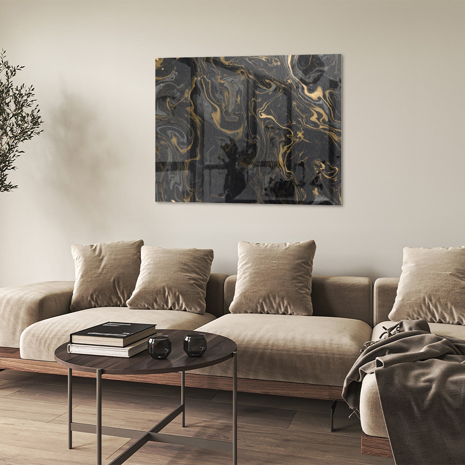 Zwart-gouden glazen schilderij met marmerachtige patronen aan de muur