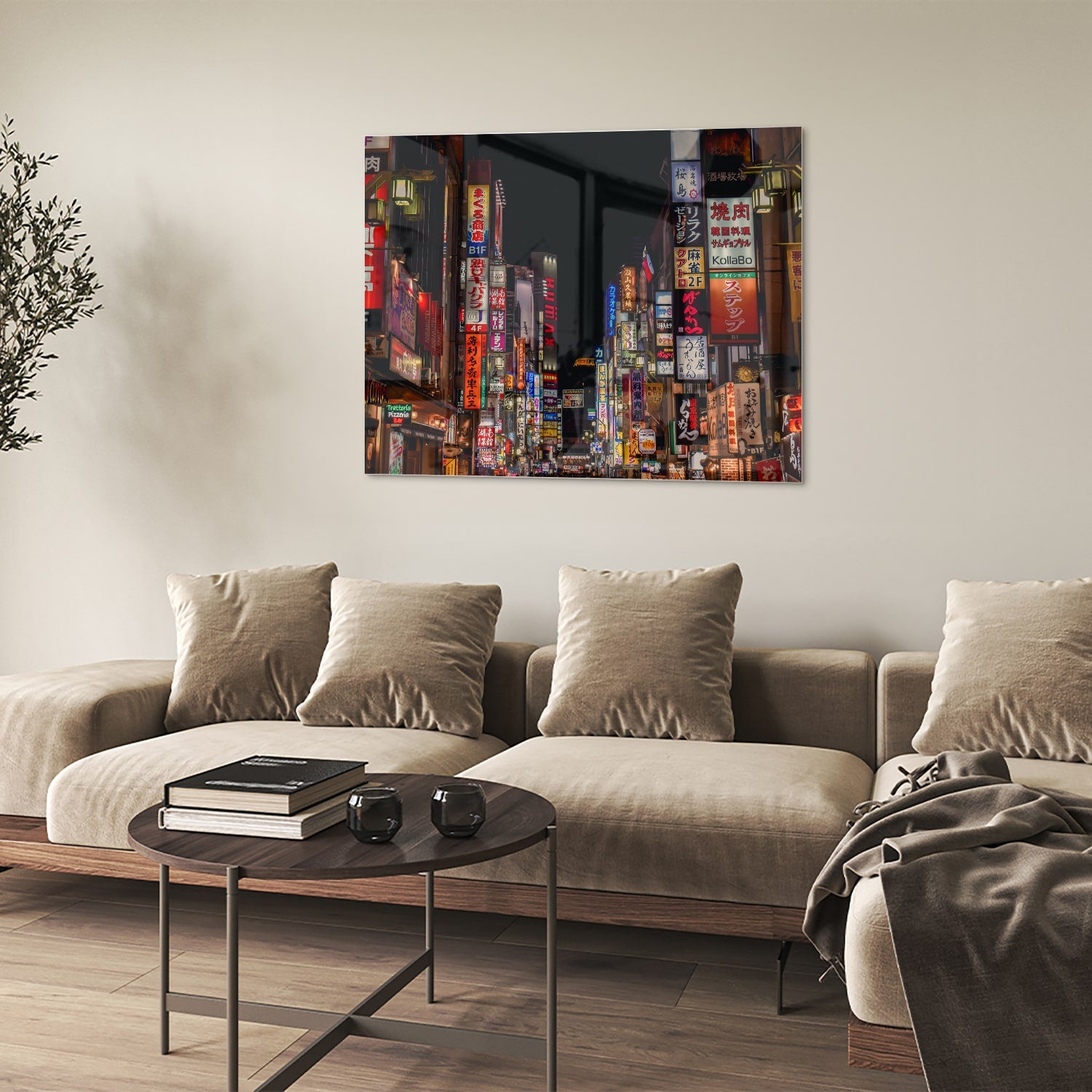 Glazen schilderij van een levendige stad met neonverlichting aan de muur in een moderne woonkamer.