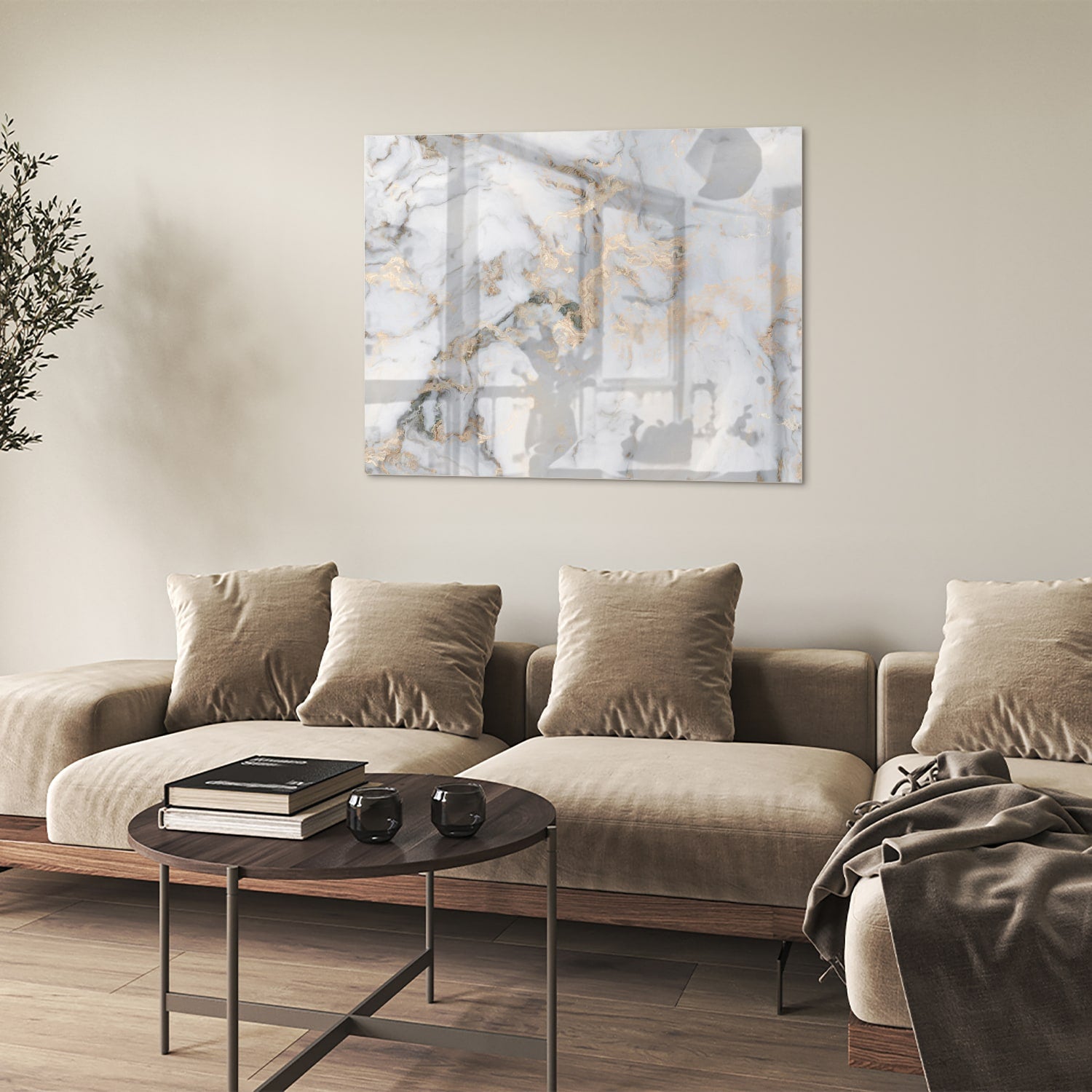 Glazen schilderij met marmerlook en gouden accenten aan de muur.