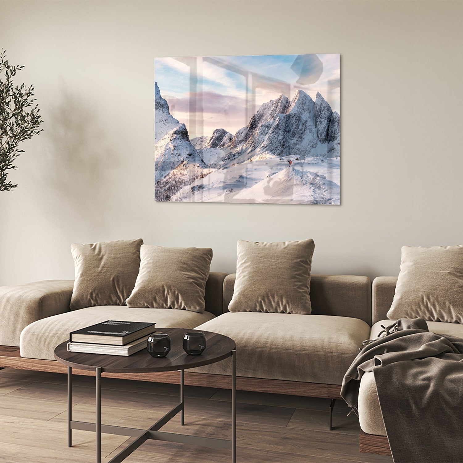 Glazen schilderij van besneeuwde bergen in een lichte woonkamer