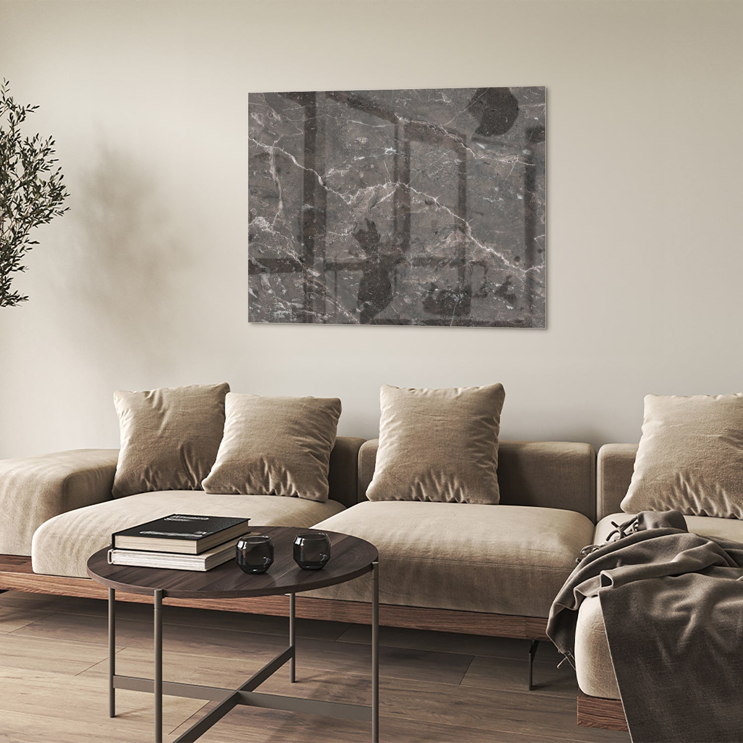 Glazen schilderij met marmerdesign in een moderne woonkamer