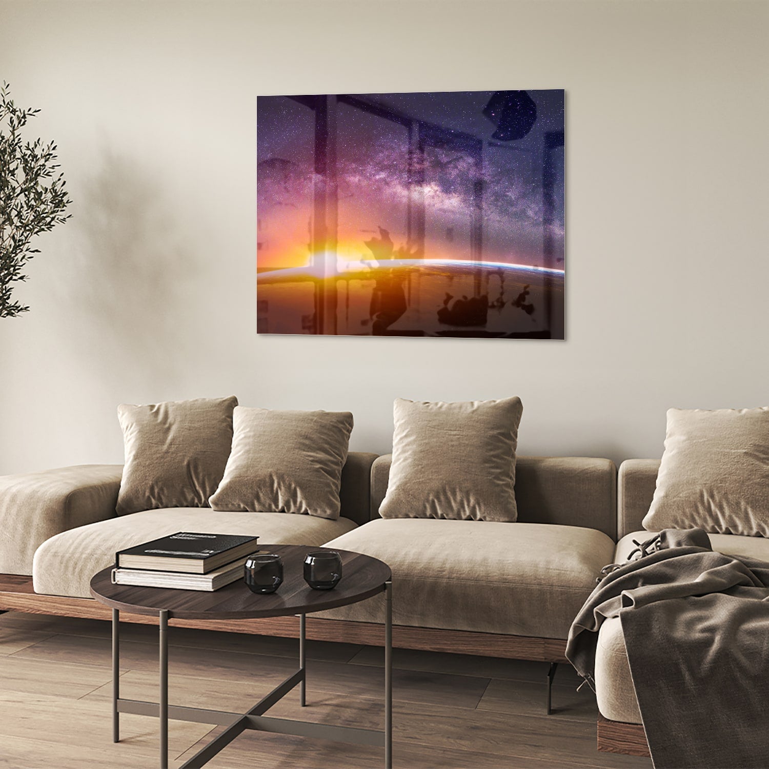 Glazen schilderij van een sterrenhemel met zonsondergang, hangt aan de muur in een stijlvolle woonkamer.