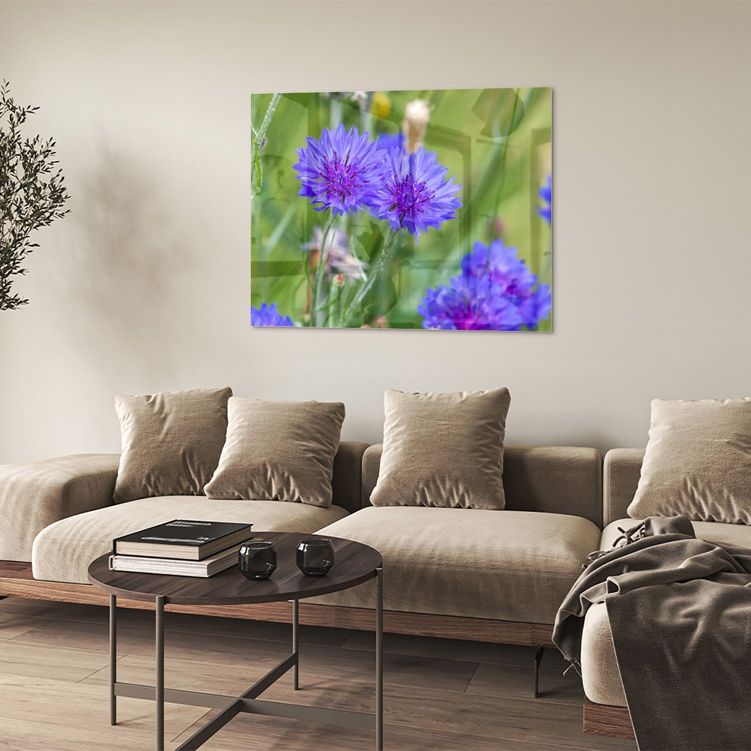Glazen schilderij met paarse bloemen in een moderne woonkamer.