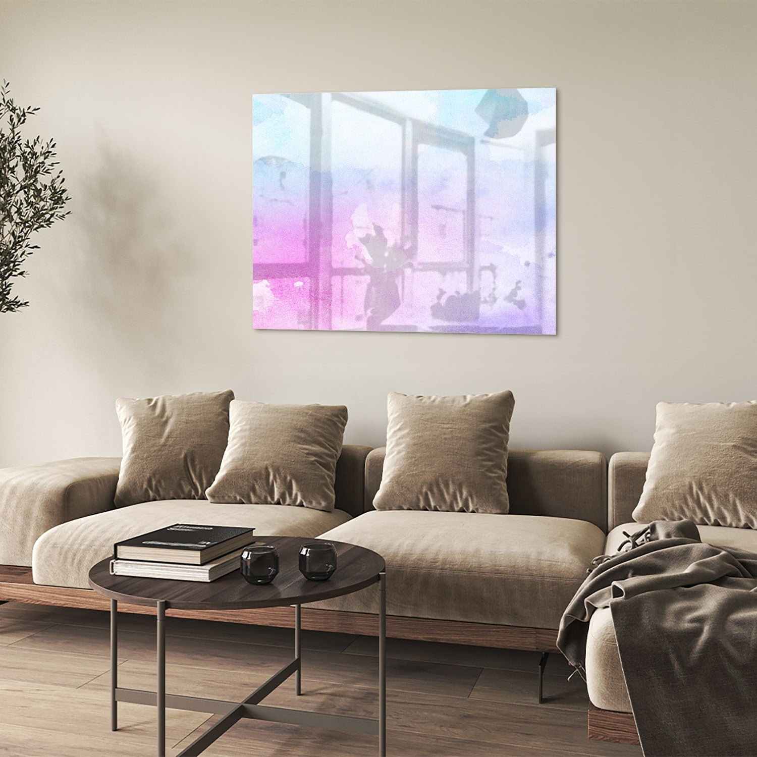 Abstract glazen schilderij met paarse en blauwe tinten aan de muur.