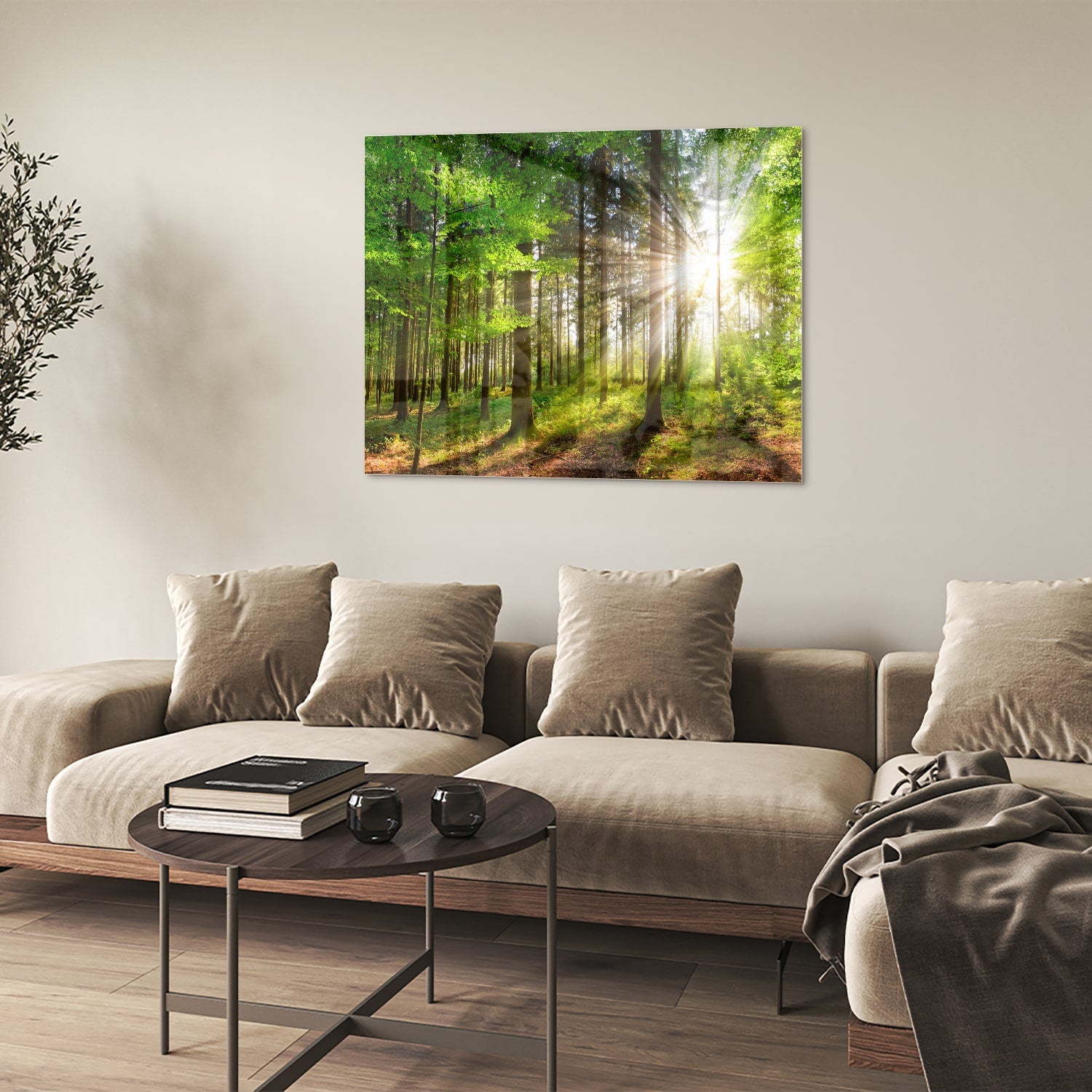 Glazen schilderij van een bos met zonnestralen op een muur.