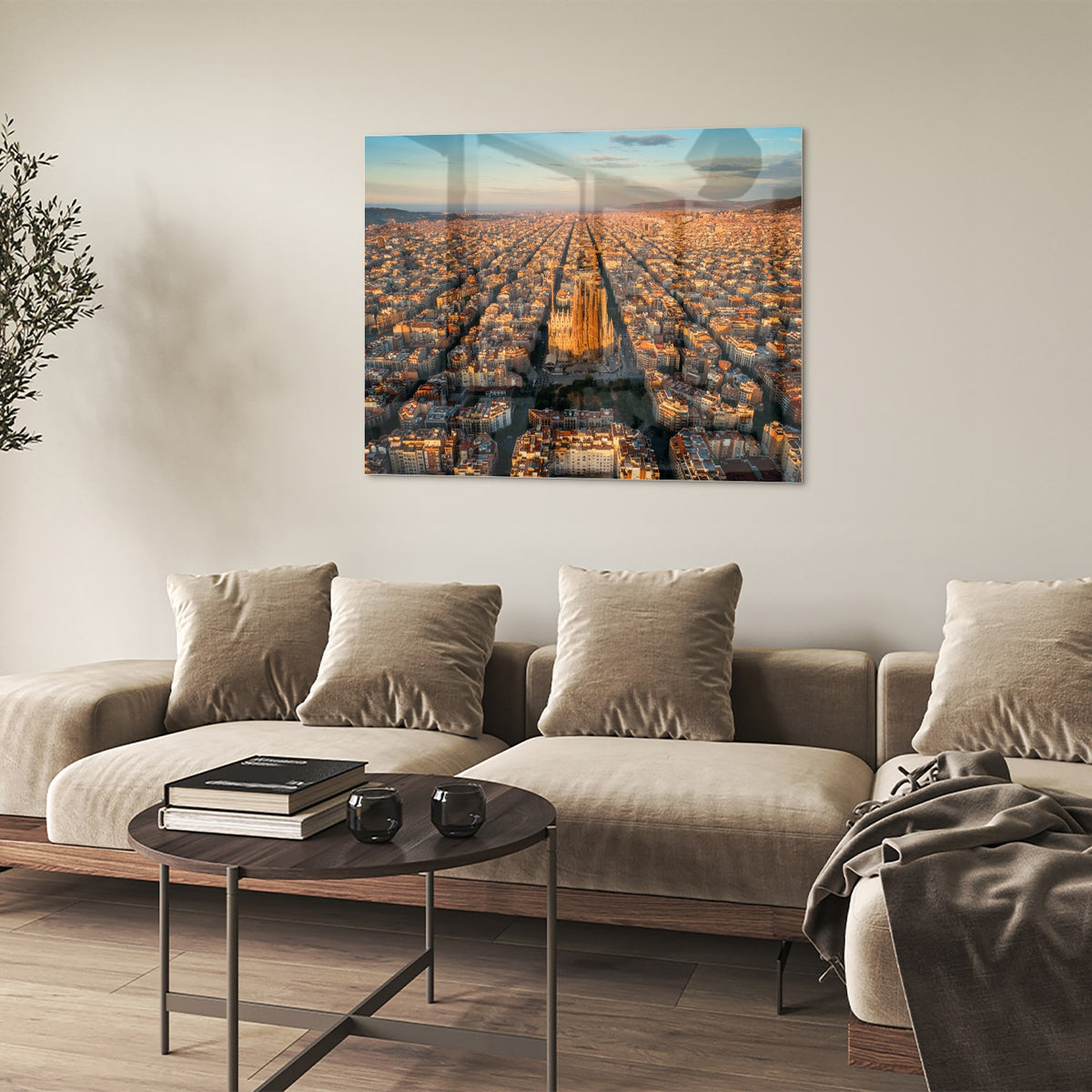 Glazen schilderij met uitzicht op een stad onder de zonsondergang