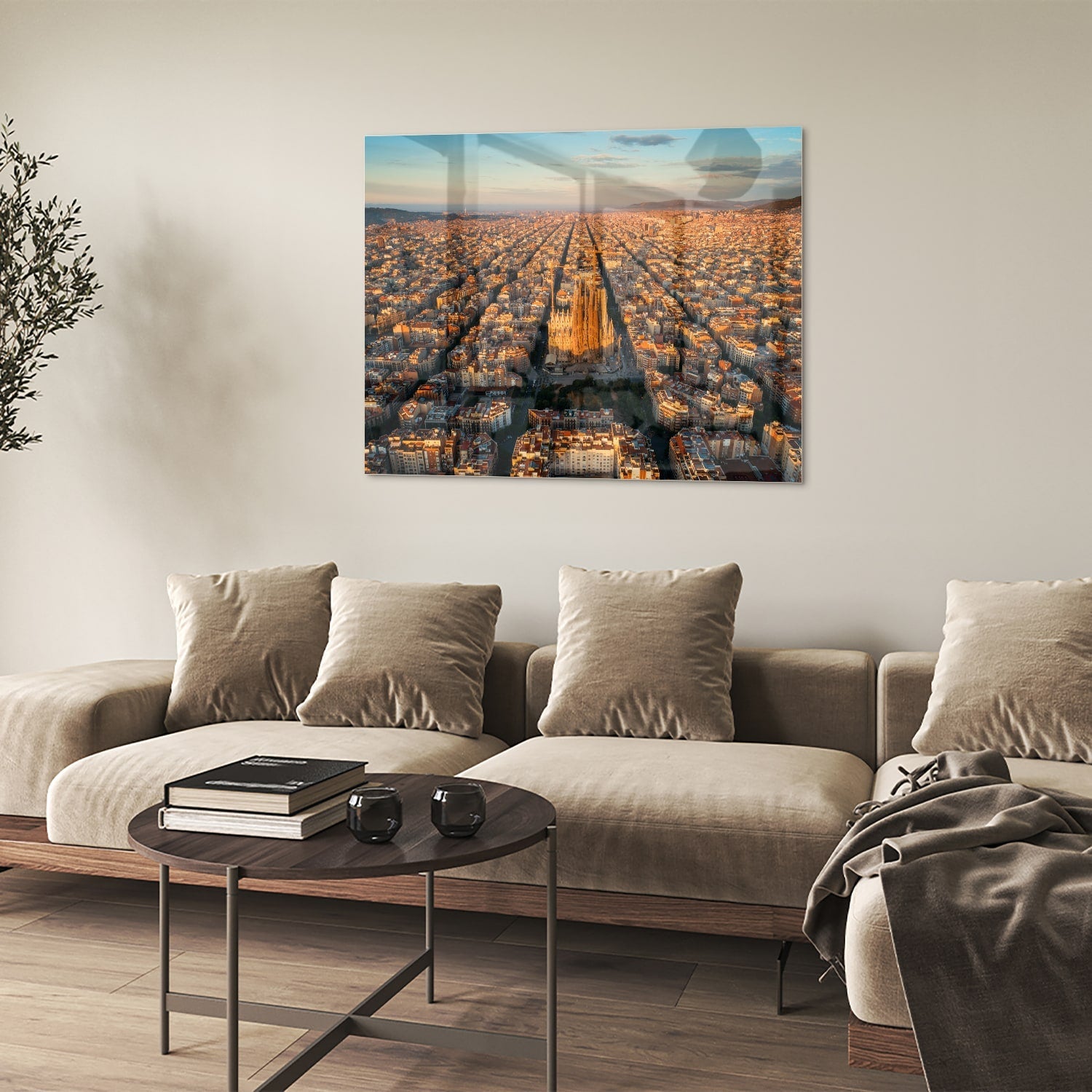 Glazen schilderij met uitzicht op een stad onder de zonsondergang