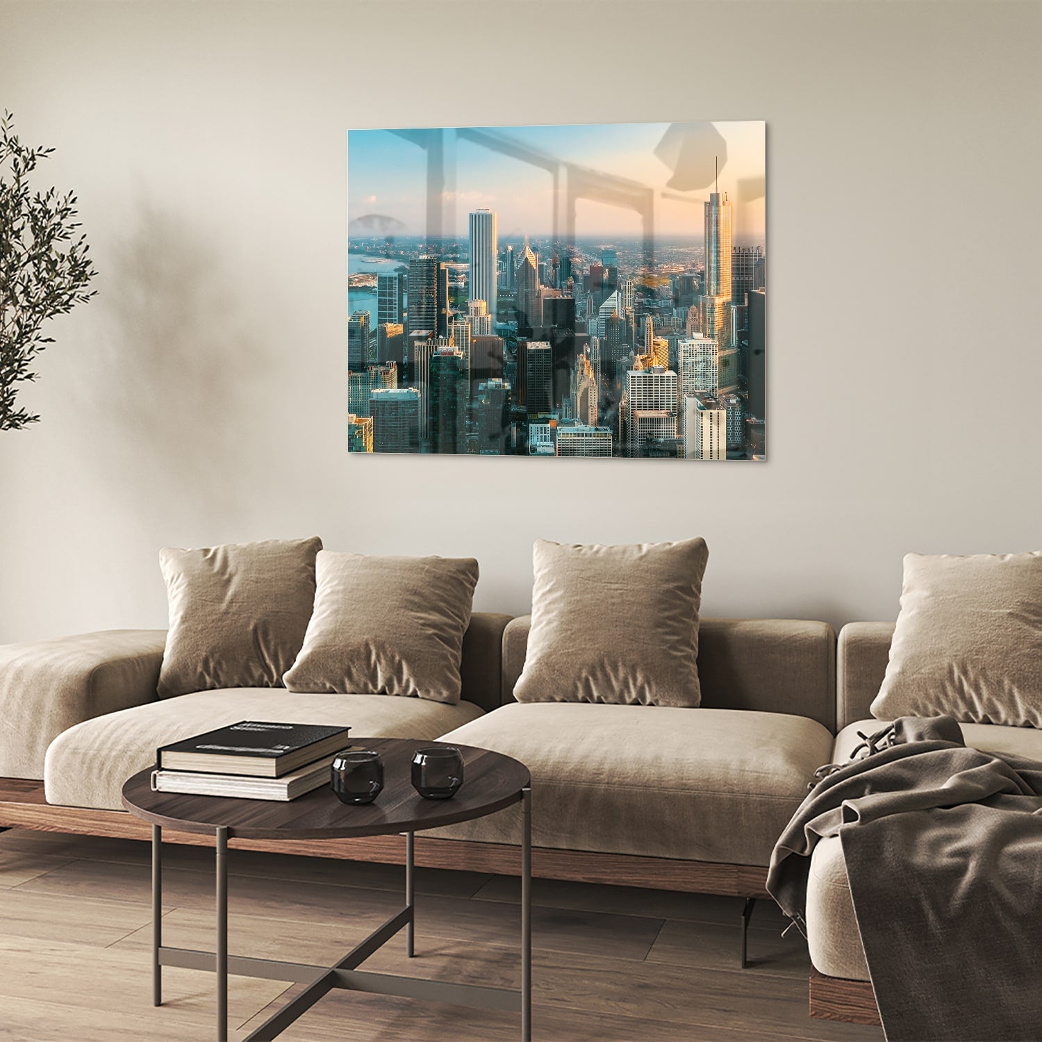 Glazen schilderij met uitzicht op een stad skyline onder een zonsondergang