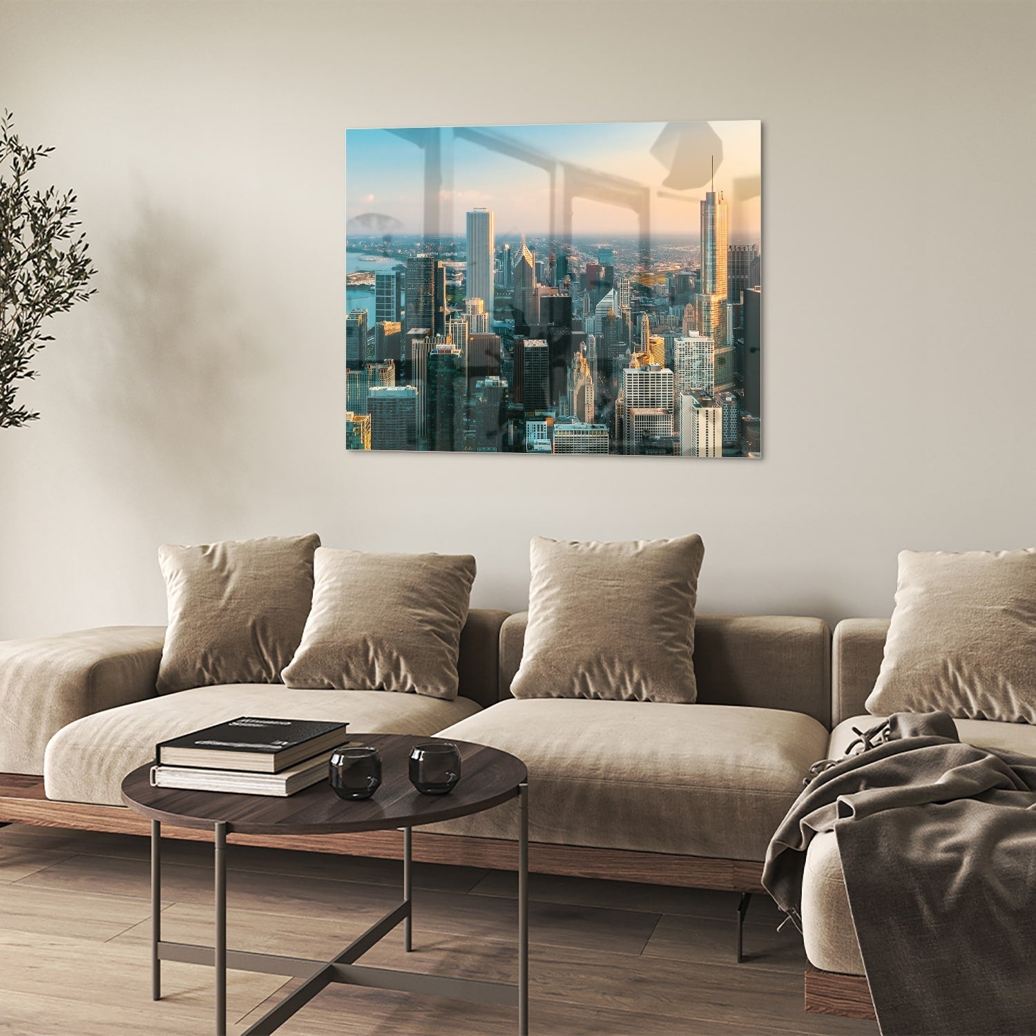 Glazen schilderij met uitzicht op een stad skyline onder een zonsondergang