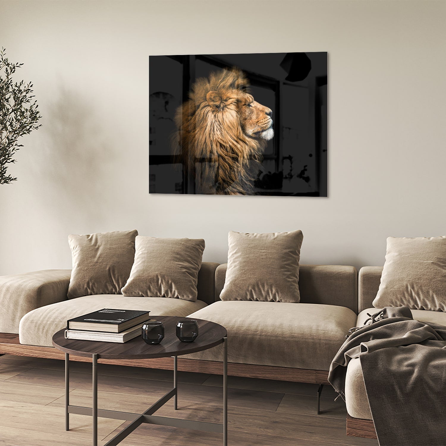 Glazen schilderij van een leeuw met rijke, gouden manen tegen een zwarte achtergrond.