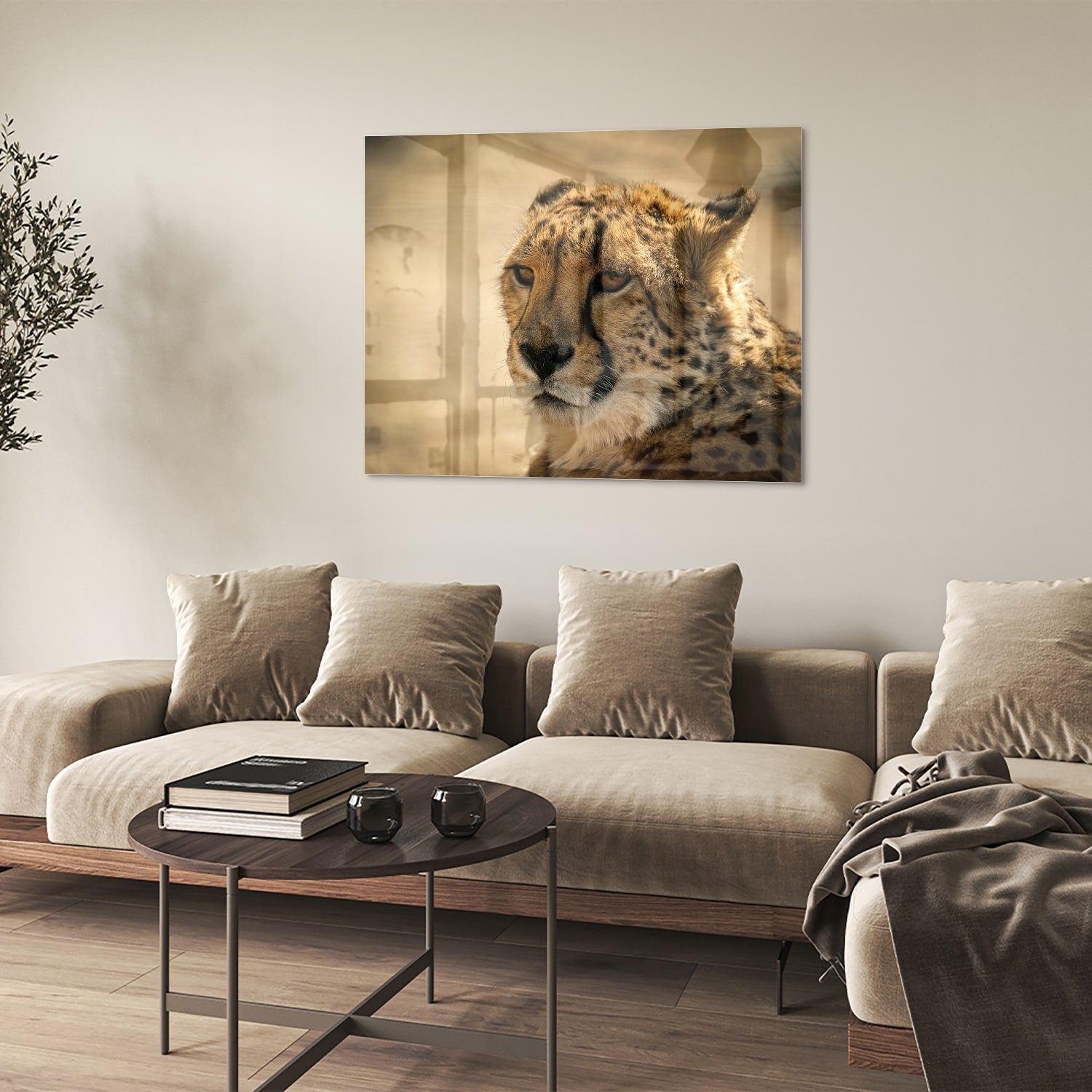 Glazen schilderij van een luipaard hangt aan de muur in een stijlvolle woonkamer.