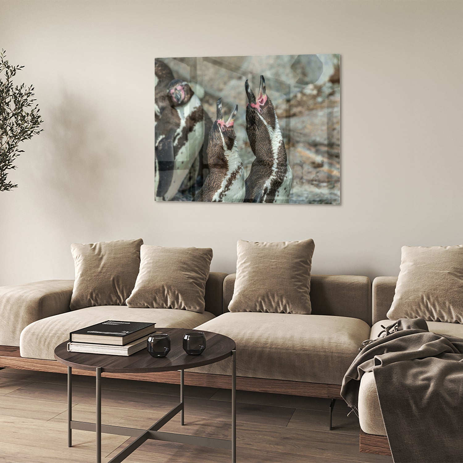 Glas schilderij met vrolijke pinguns op een muur in een modern interieur.