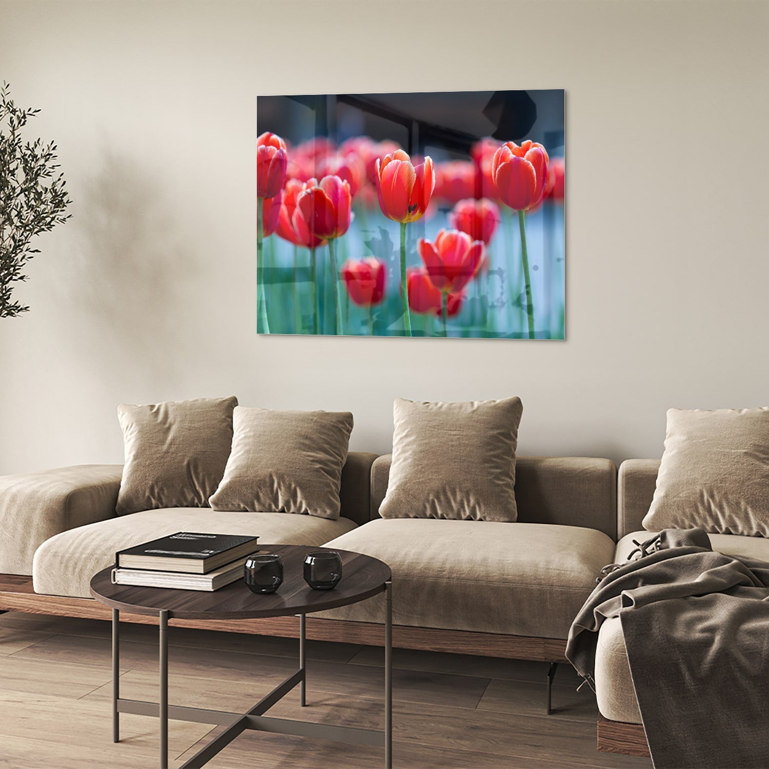 Glazen schilderij met rode tulpen op een witte muur