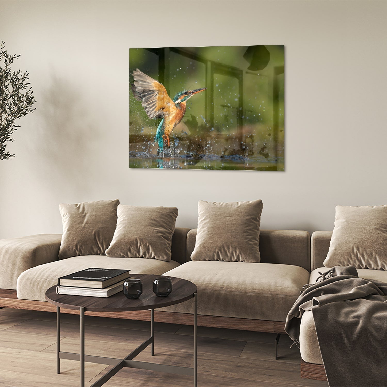 Glazen schilderij van een ijsvogel die in het water duikt