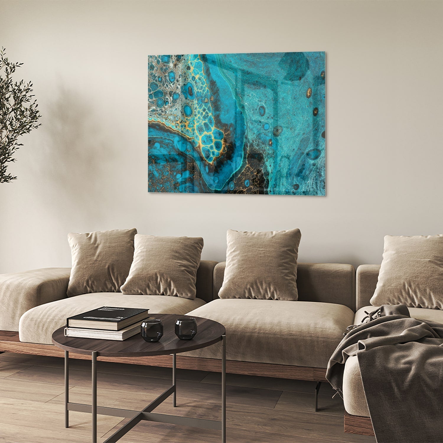 Glazen schilderij in turkoois met gouden accenten aan de muur boven een houten meubel.