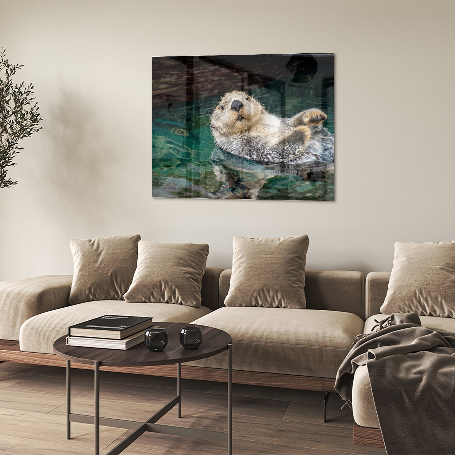 Glazen schilderij van een zeeotter die in water drijft.