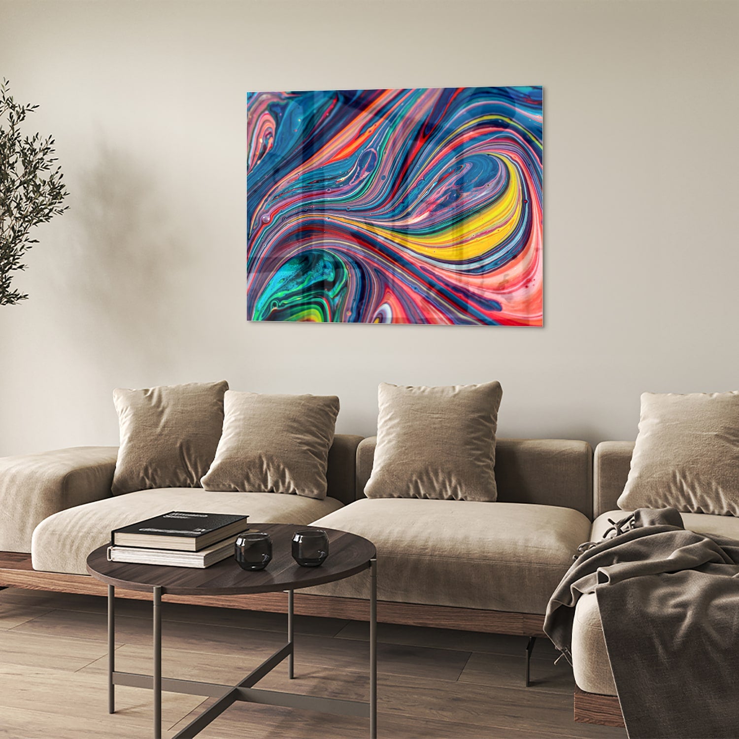 Kleurrijk abstract glazen schilderij aan de muur in een modern interieur.