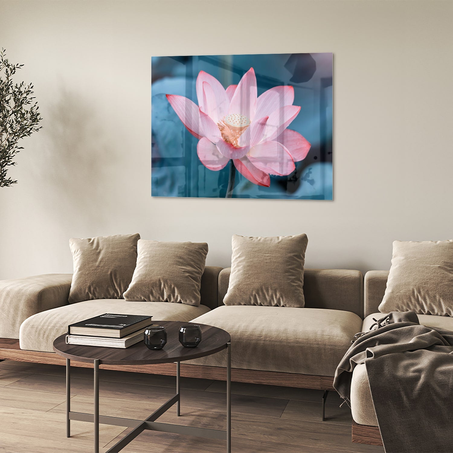 Glazen schilderij van een roze lotus boven een houten meubelstuk in een gezellige woonkamer.
