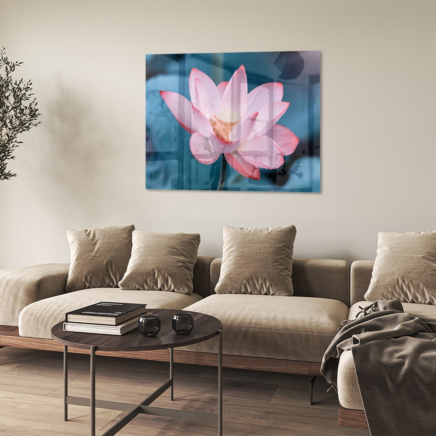 Glazen schilderij van een roze lotus boven een houten meubelstuk in een gezellige woonkamer.