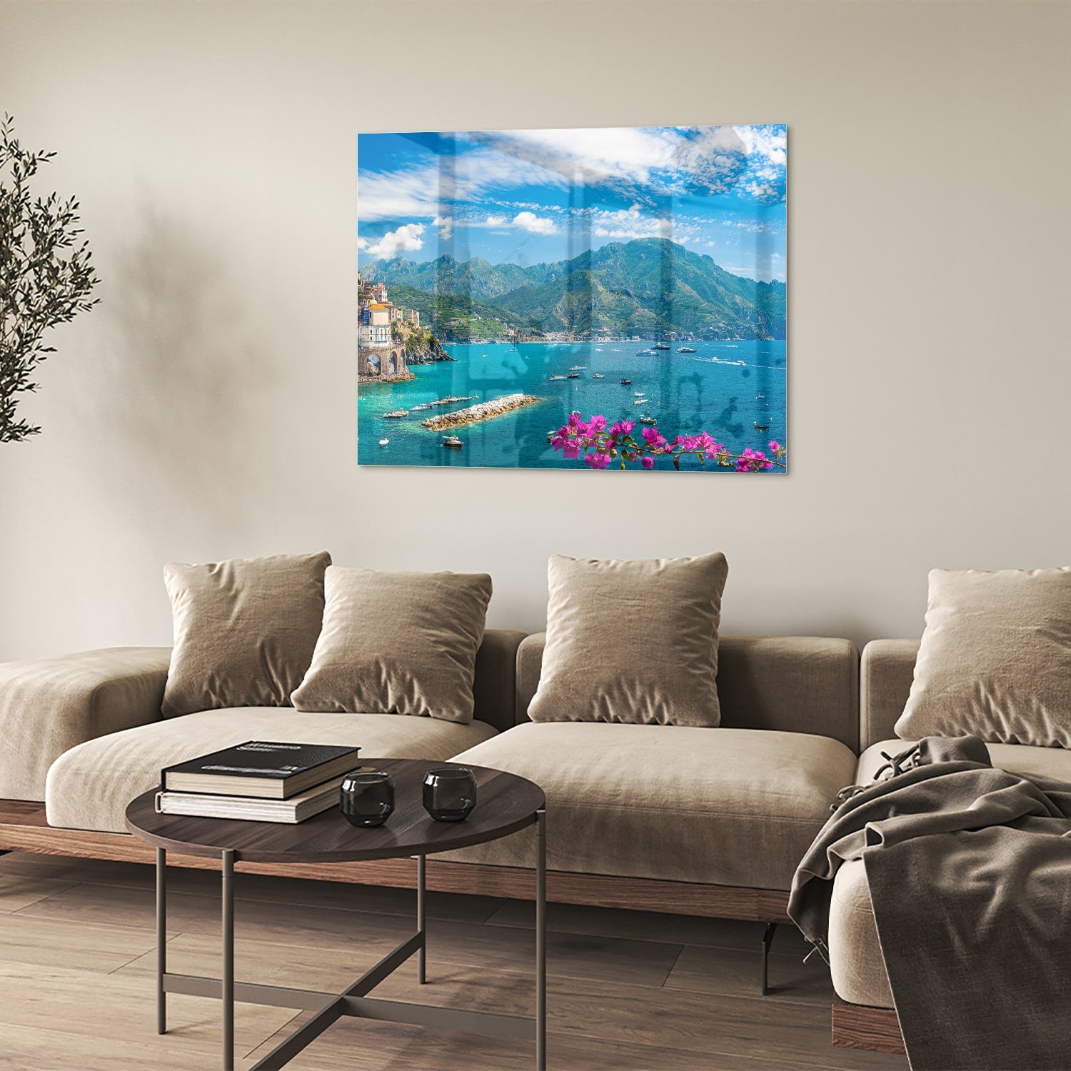 Glazen schilderij van een kustlandschap met blauwe zee en groene bergen.
