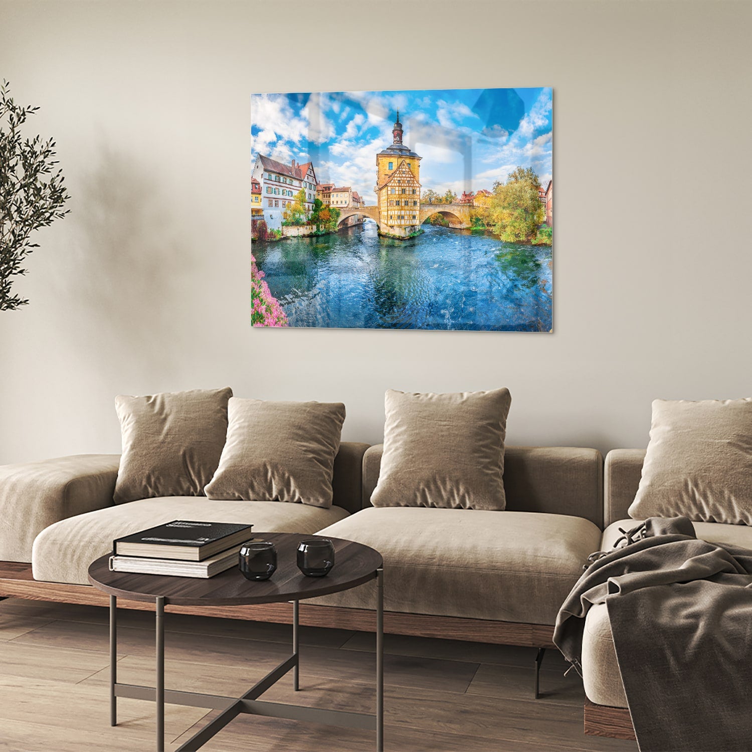 Glazen schilderij van een schilderachtig stadje aan het water met kleurrijke gebouwen en een helderblauwe lucht.