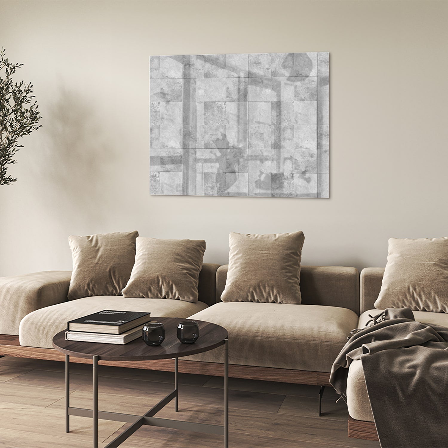 Abstract glazen schilderij in grijstinten aan de muur boven een houten dressoir.