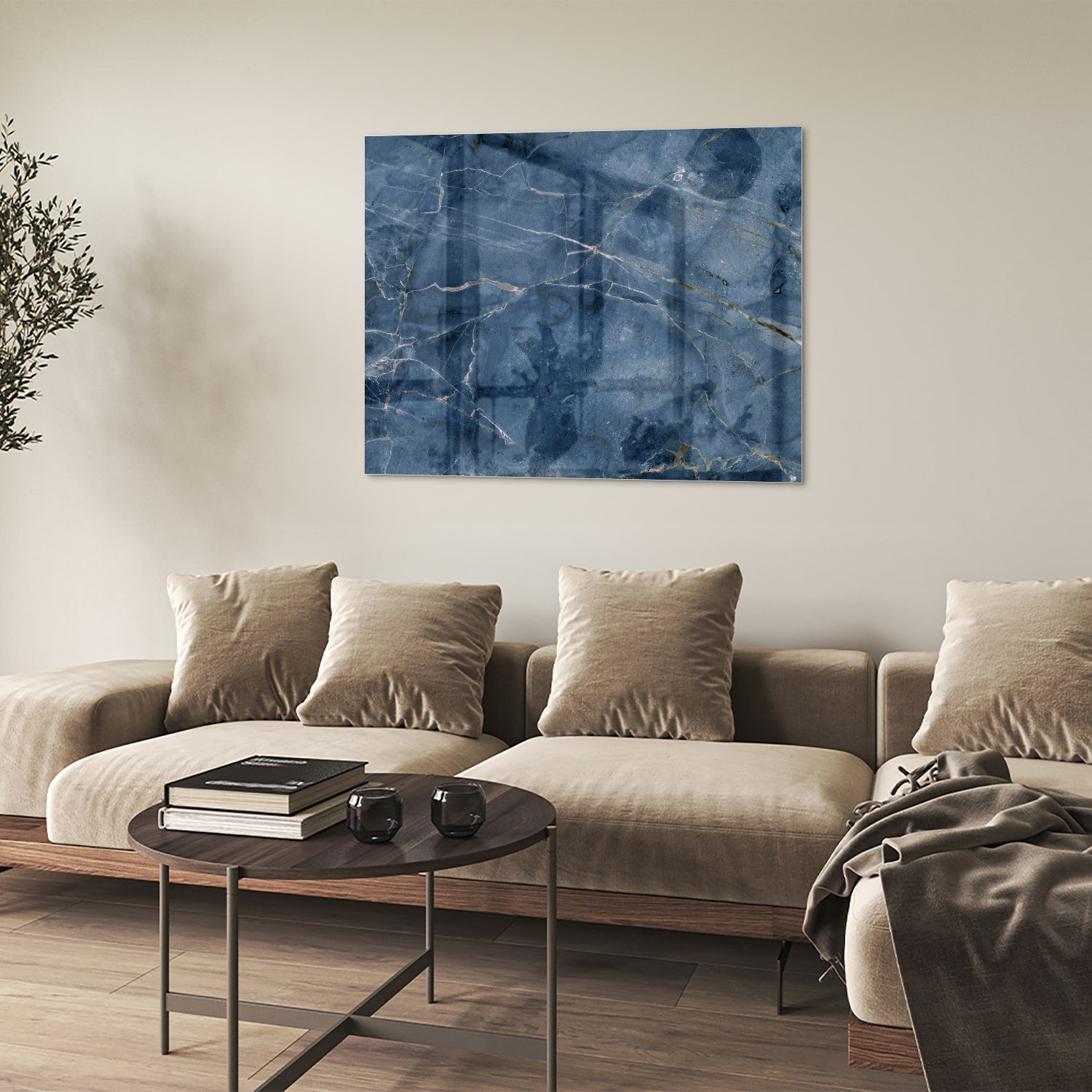 Diepblauw glazen schilderij met marmerstructuur aan de muur