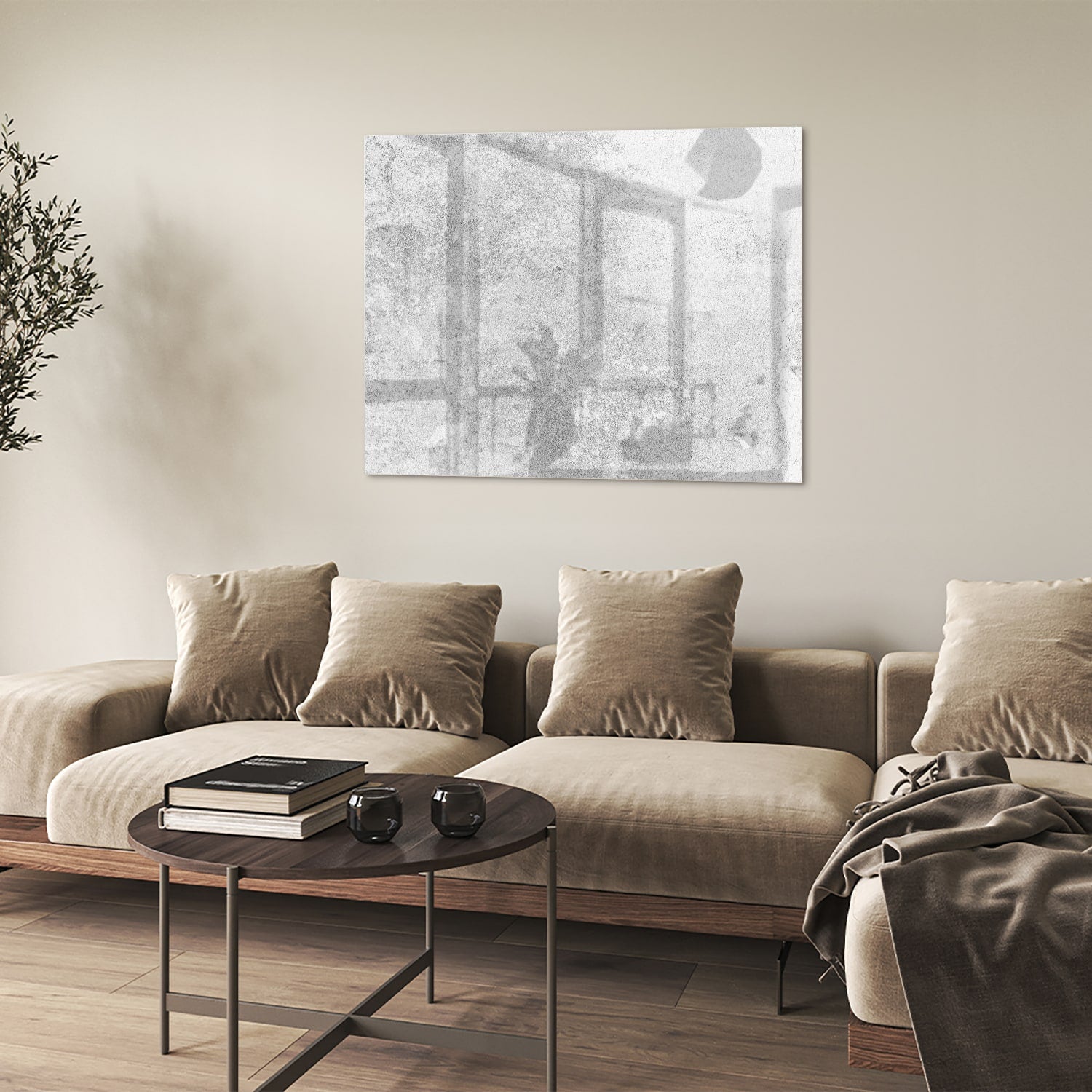 Abstract glazen schilderij met een subtiele textuur aan de muur in een moderne woonkamer.