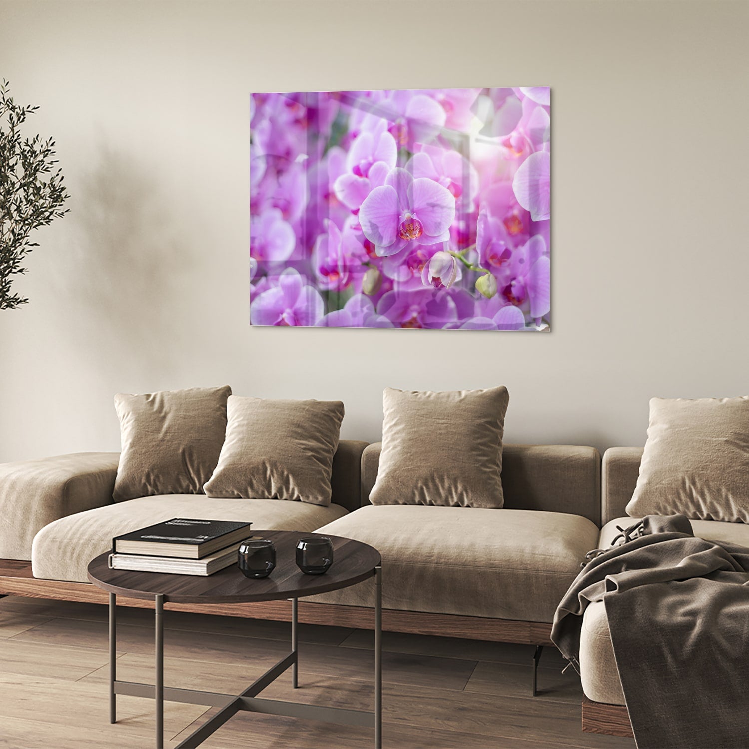 Glazen schilderij met een close-up van paarse orchideen in een mooi interieur