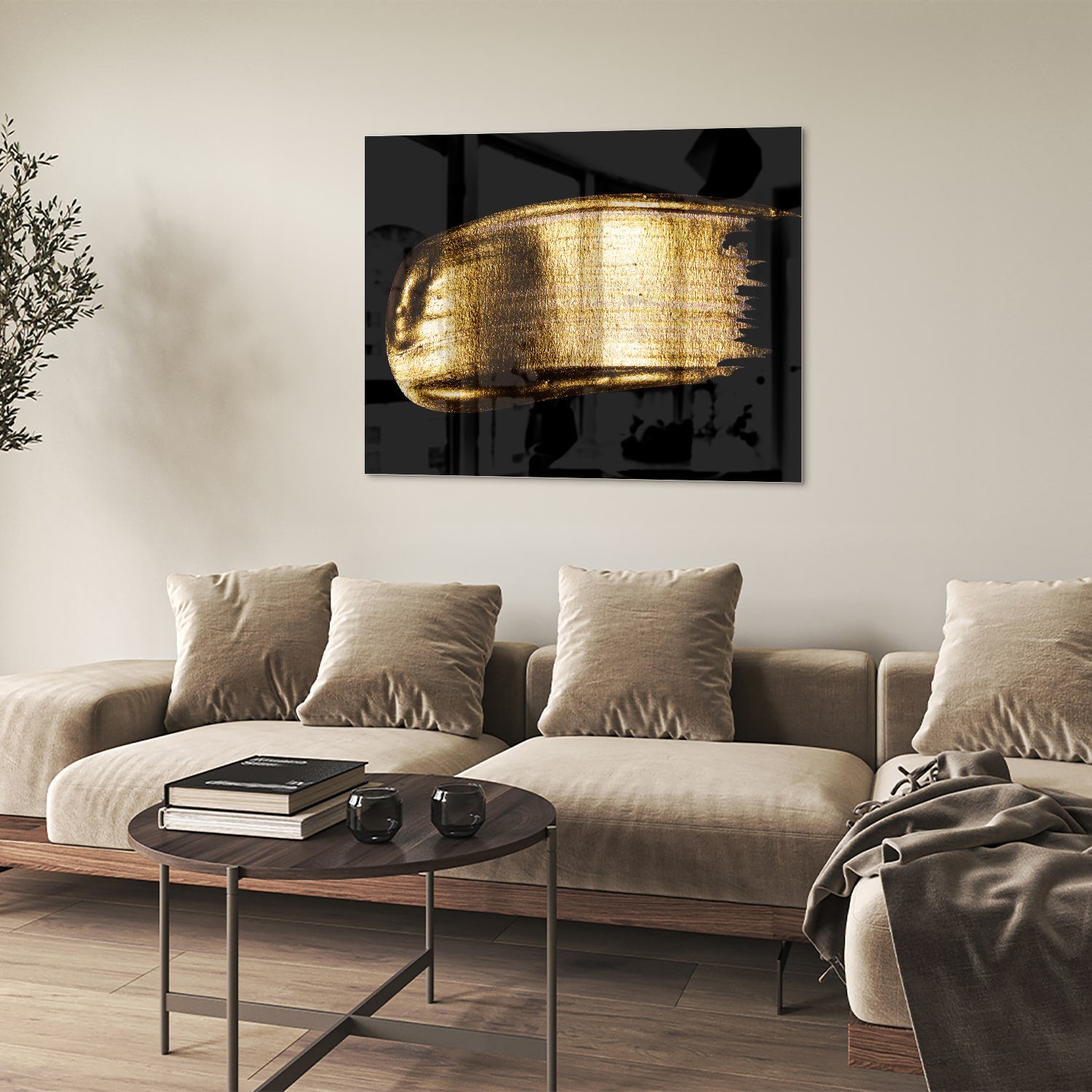 Abstract glazen schilderij met gouden penseelstreek op een zwarte achtergrond.