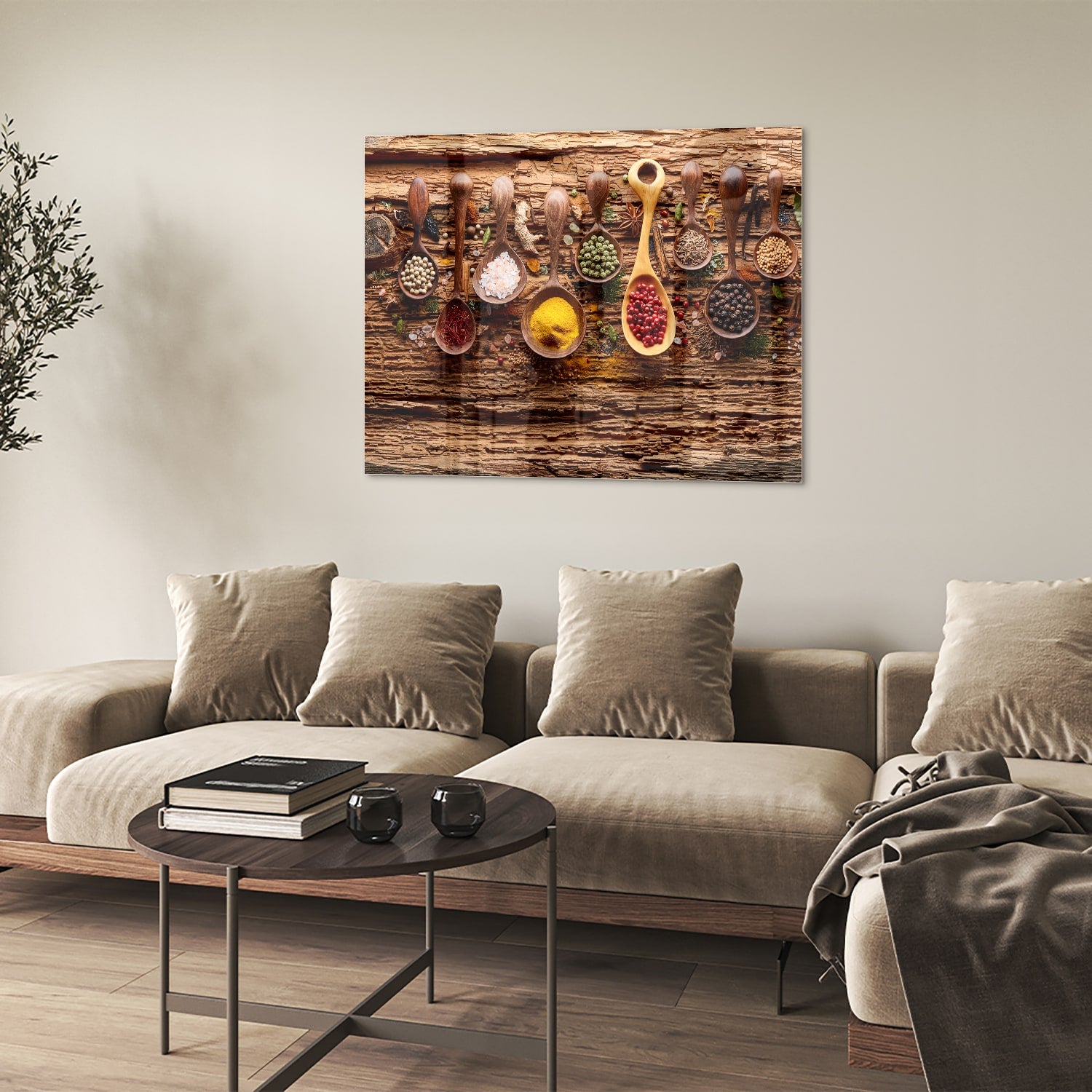Glazen schilderij met kleurrijke specerijen en houten lepels op een rustieke achtergrond.